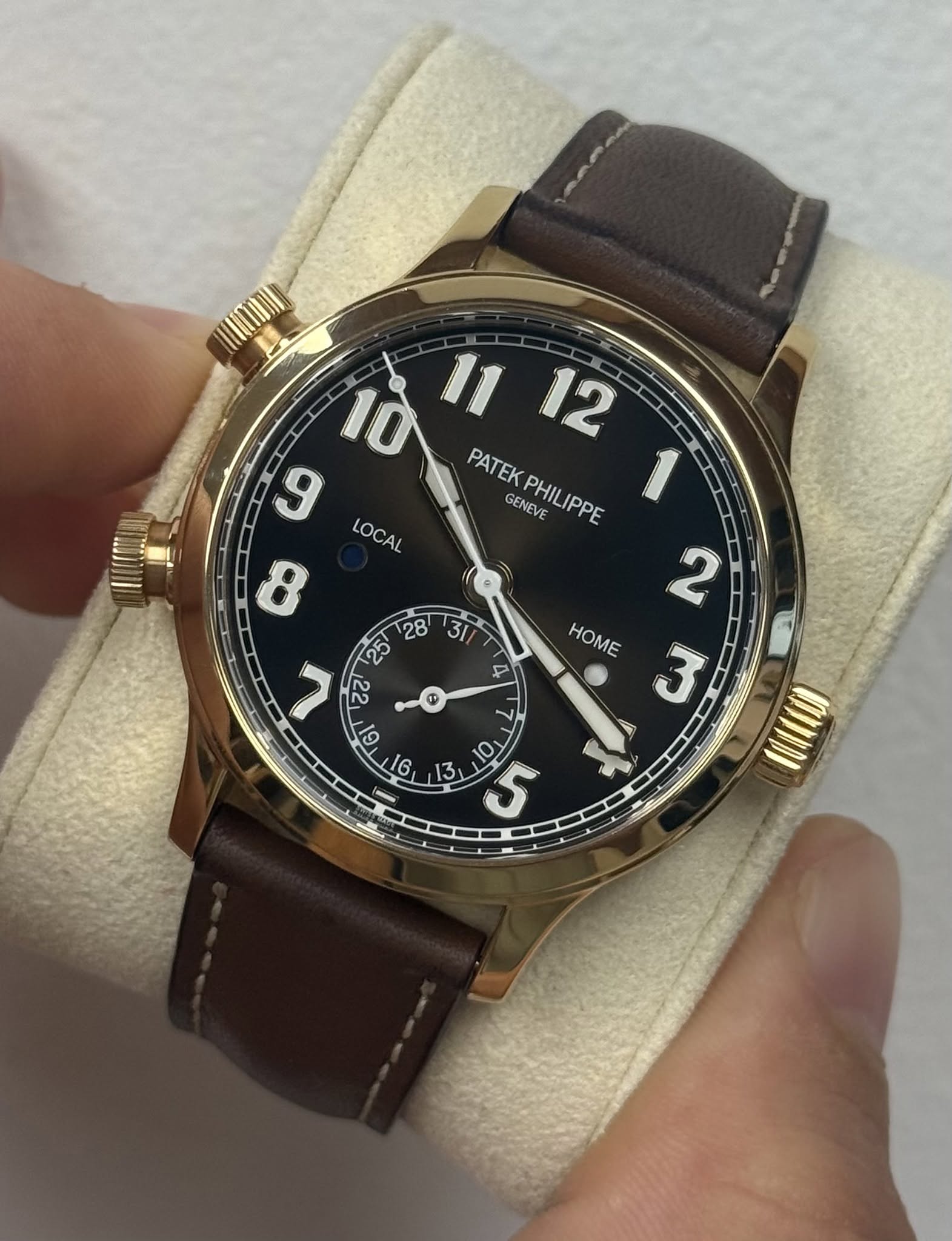May be an image of wrist watch and text that says ' PATEK GENEVE PHILIPPE PATEKPHILIPPE 1 LOCAL 2 ح 22 4 C レ ፪ 61 116 Sy لَ a S 1 HOME ®'