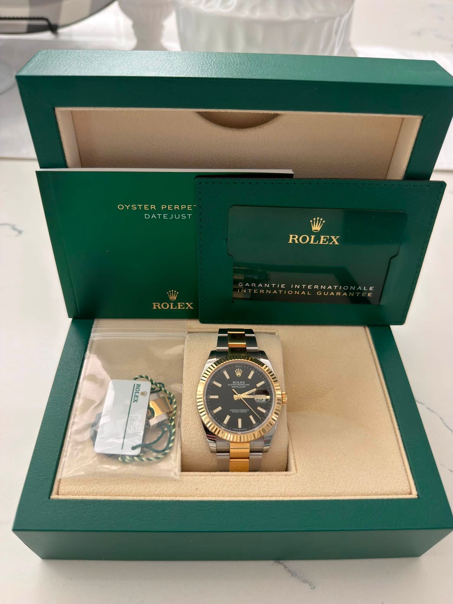 May be an image of wrist watch and text that says 'OYSTER OYSTERPERPE DATEJUST PERPE DATEJUST ROLEX ROLEX ANTIEINTERNATI ANTIE NTERNATI ROLEX แ MIIIT T1ITI iT T N'