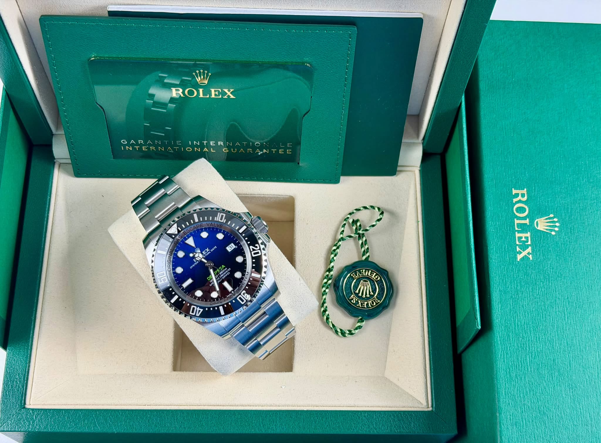 May be an image of napkin ring, wrist watch and text that says 'ROLEX GARANI INTERN INT INTERNATIONALE INTERNA TIONALGUARANTEE IONAL 0 2 M 20 gVC 16 2 ROLEX Vij BAILO M 오 το'