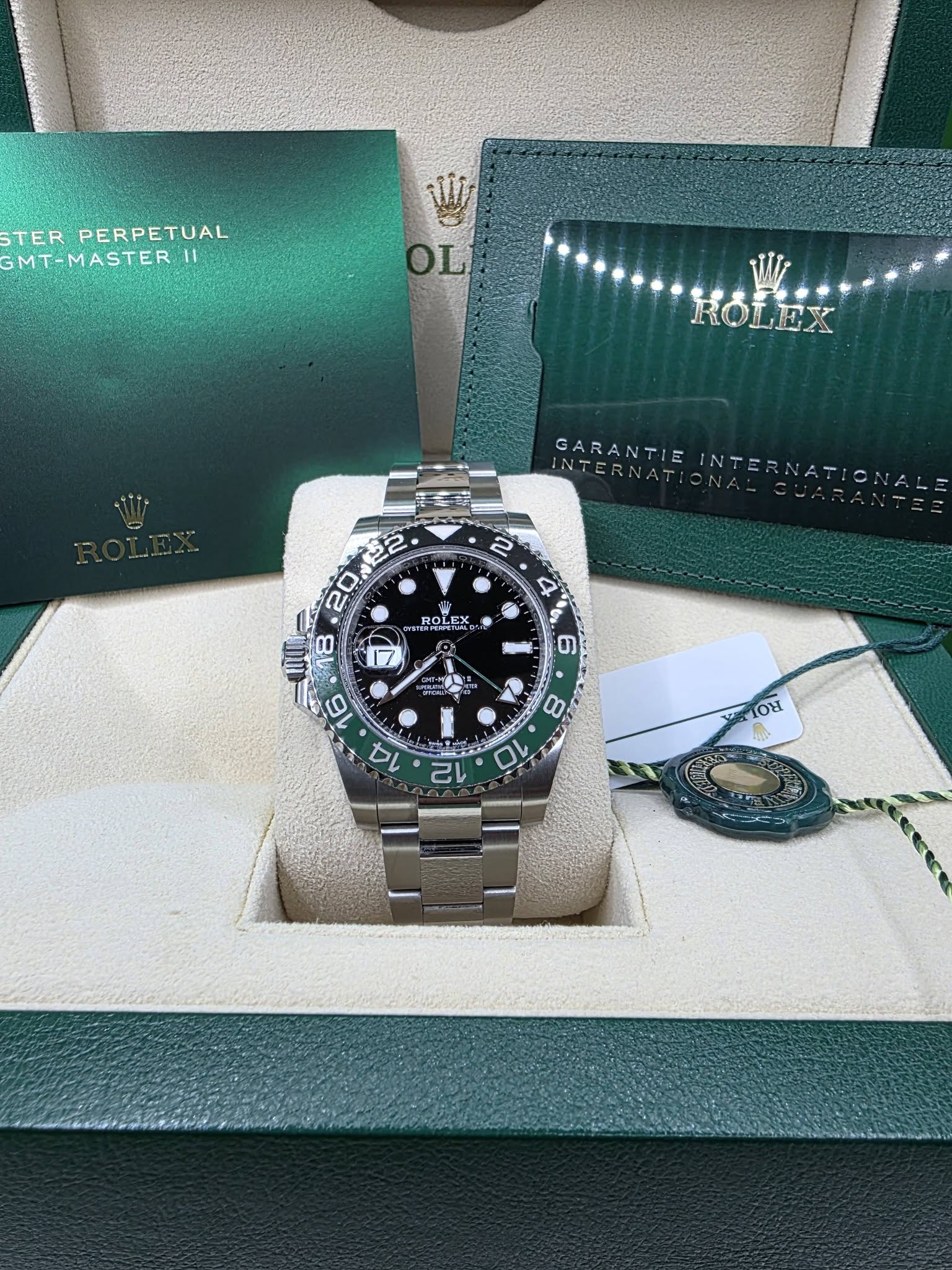 May be an image of wrist watch and text that says 'TER PERPETUAL MT-MASTER MT- MASTER 11 vii OL GARANTIE INTERNATIONARANATIONA NTERNAT: 2 NE2 4 ROLE? mreve ROLE 0 18 6 ตฟ A F 6 14…
