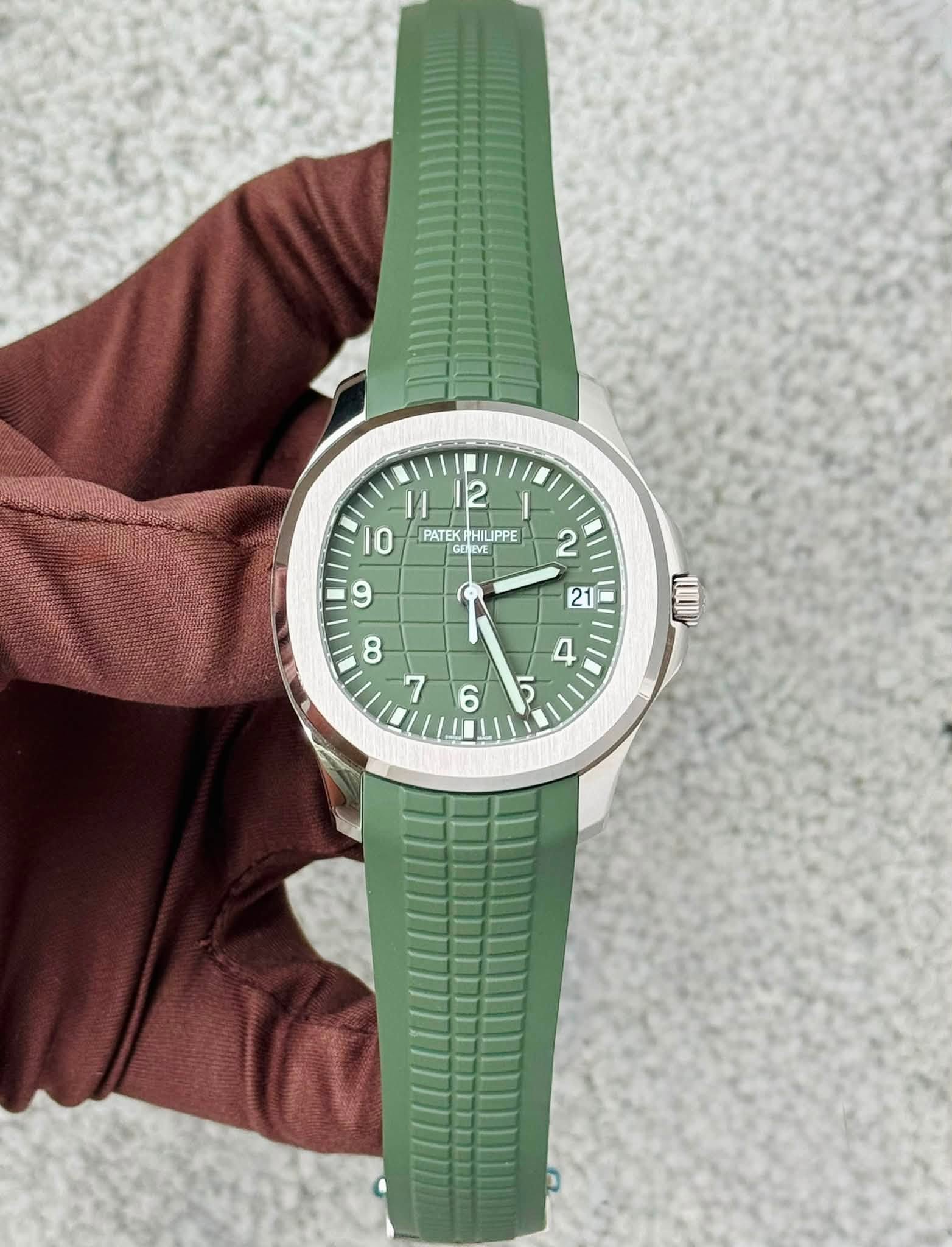 May be an image of wrist watch and text that says '1I 12 1 10 PATEK HILIPPE PPE ONDYE I0 A ا 6'
