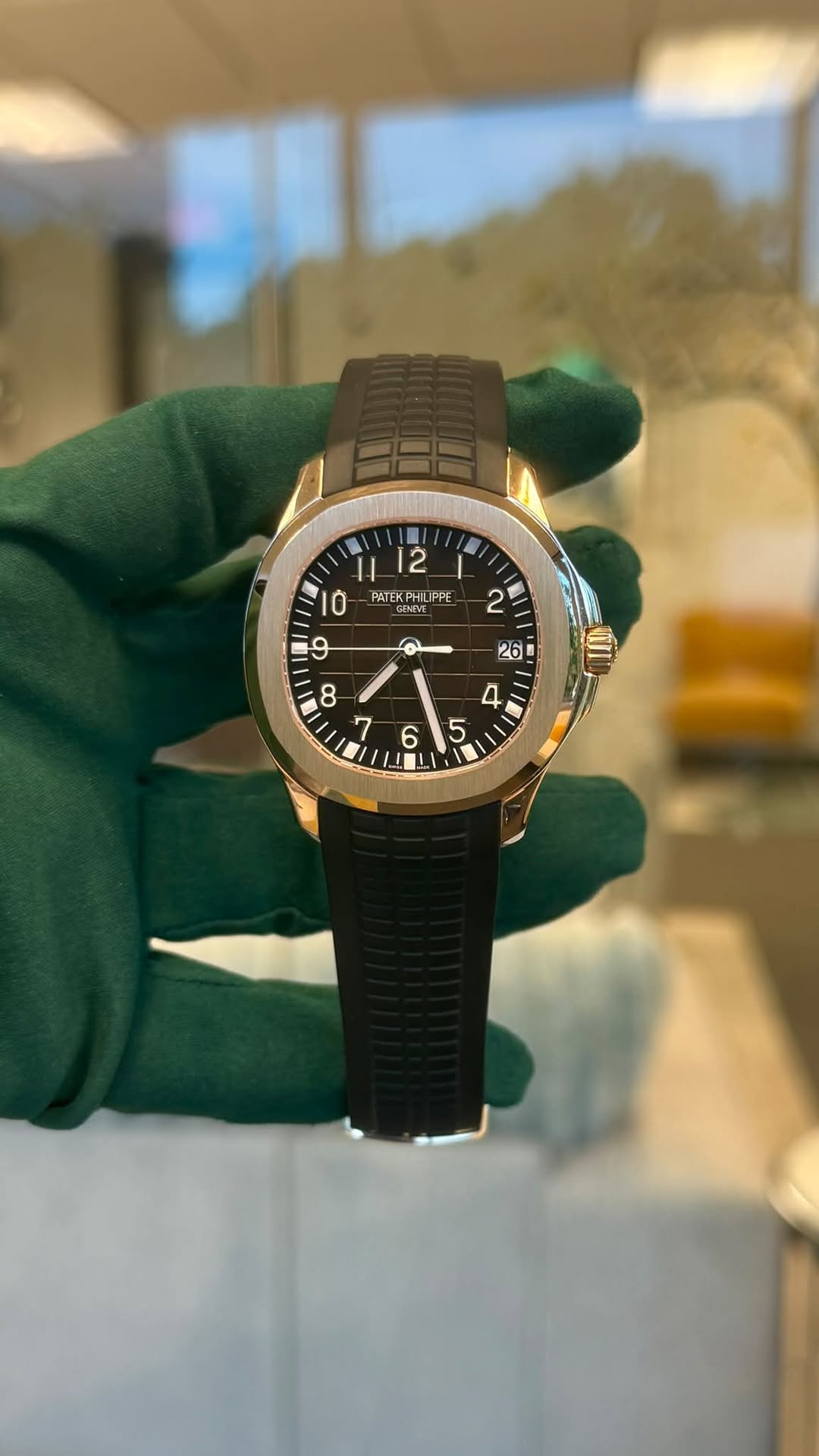 May be an image of wrist watch and text that says '12 PATEKPHLI PPE GENFI T2E Ô 9 2 O o '