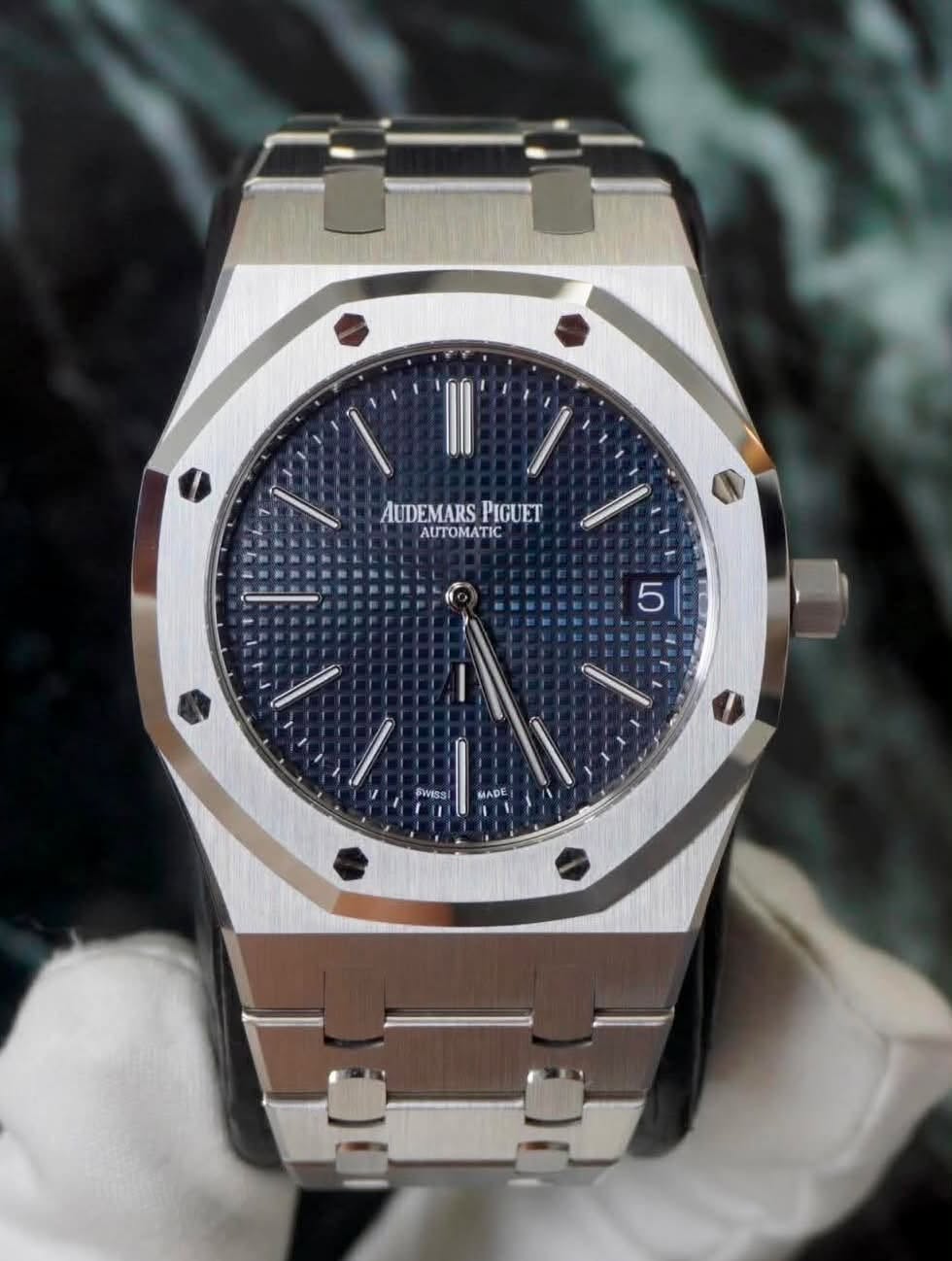 May be an image of wrist watch and text that says 'AUDEMARS AUDEMARSPIGUET PIGUET AUTOMATIC 5 SWESS MADE'