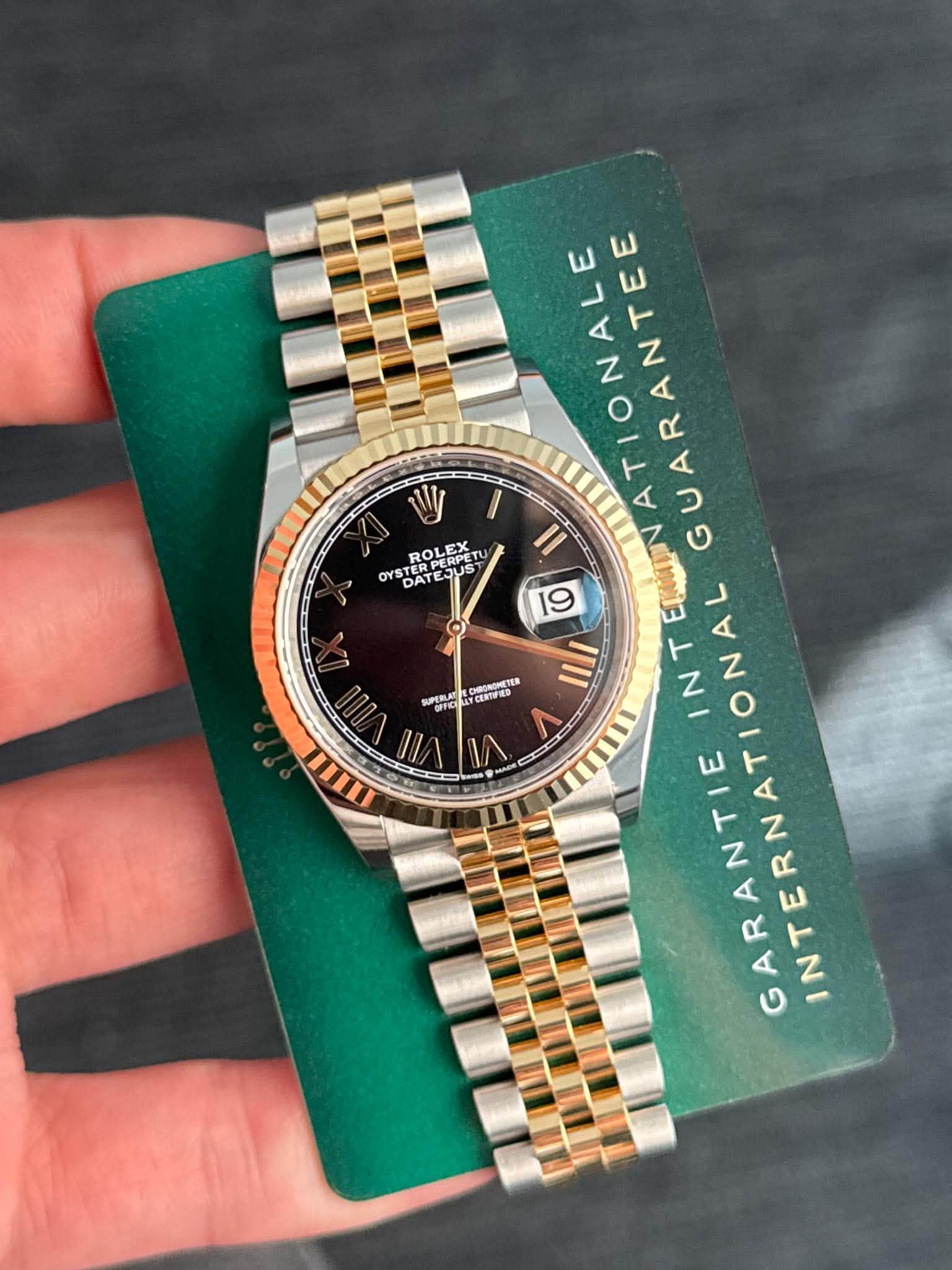 May be an image of wrist watch and text that says 'V K PERPEY ESUS ROLEX OYSTER A OYS DATEJ DAT UPERLATN 리하TE품D ALE ATIONALE GUARANTEE ΕΠΑΝΑ 19 ΕγΑέΝ NT GARANTIE INTERNATIONAL AL'