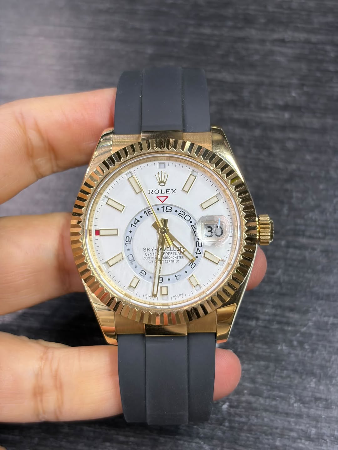 May be an image of wrist watch and text that says 'T ייוין 1 '1 시: 1 ROLEX EX RO SKY-D LLER TUAL 30 C ഡ iory D ۱۱،۱ I 12 FIL a C 9 SiS ロ اکسر MA . ' 1 CEATFIED'