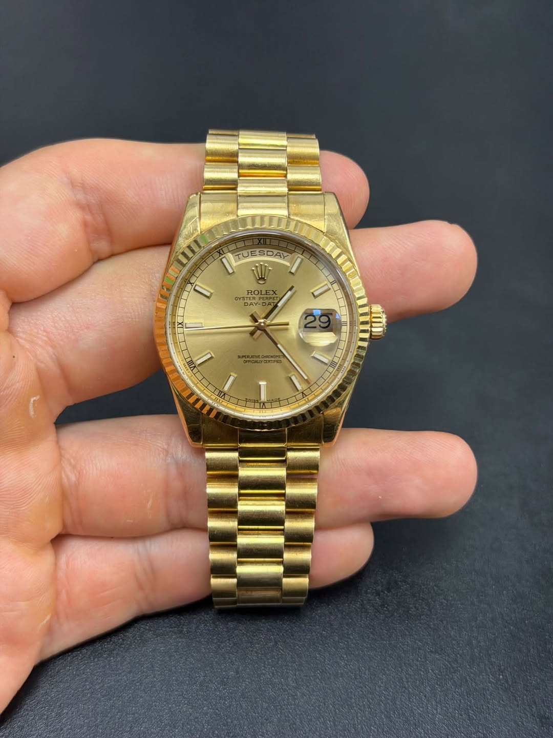 May be an image of wrist watch and text that says 'FUESDAY TUESDAY DAY 0 ROI STE 出 HOLEX RO DAY-D TENP 1'