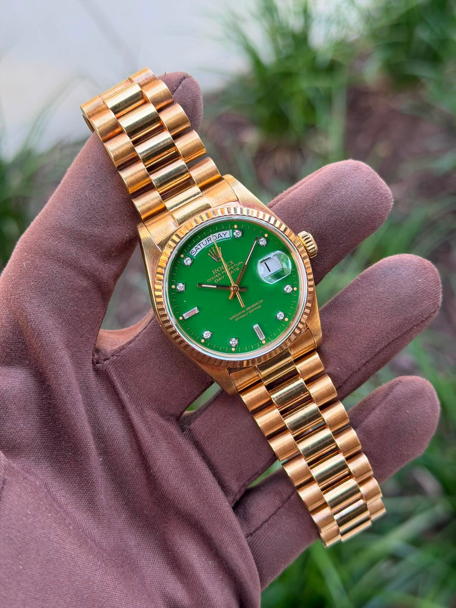 May be an image of wrist watch and text that says '1 SATURDAY SATURDAY ه @ HUT ញ ● お'