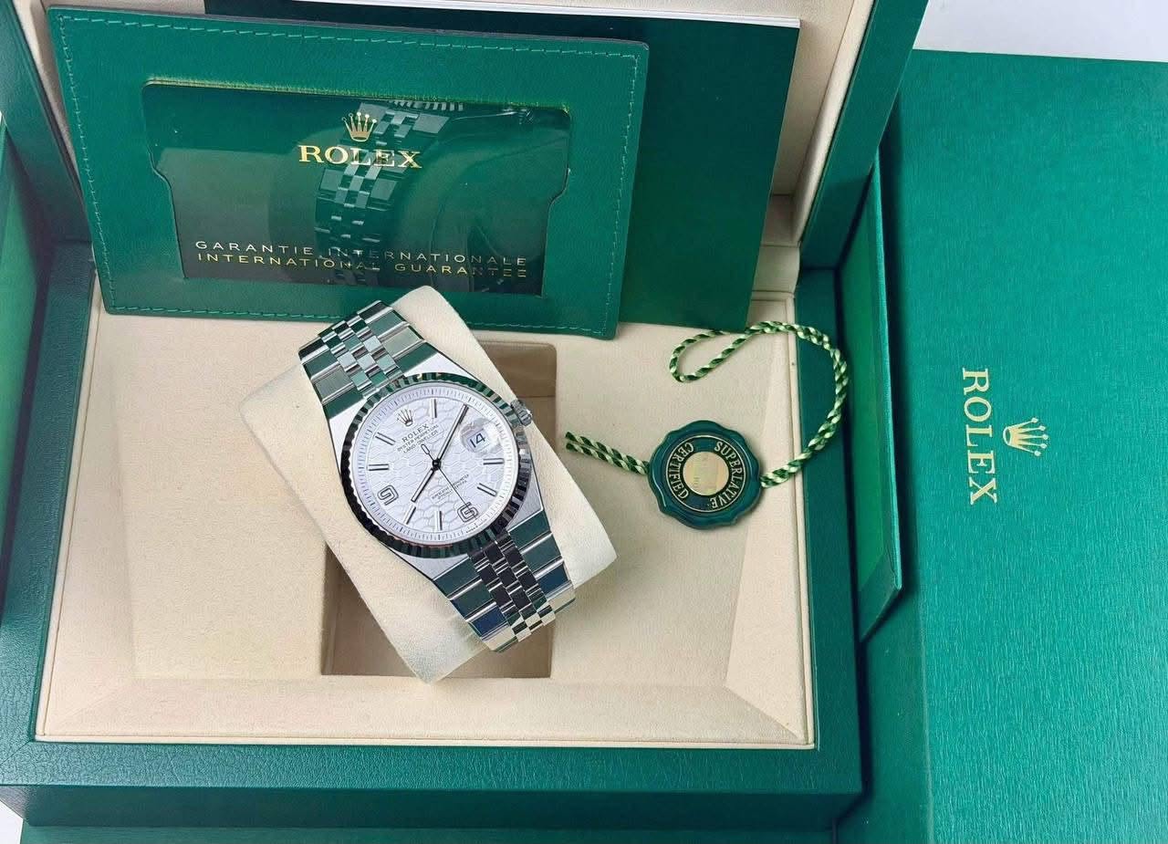 May be an image of wrist watch and text that says 'RODEX BX RO GARANTI GARANTIE,IN. GAR INTERNATION 101 NATION GUARA S 본 1a ហ I / ២្ FALL ROLEX W'
