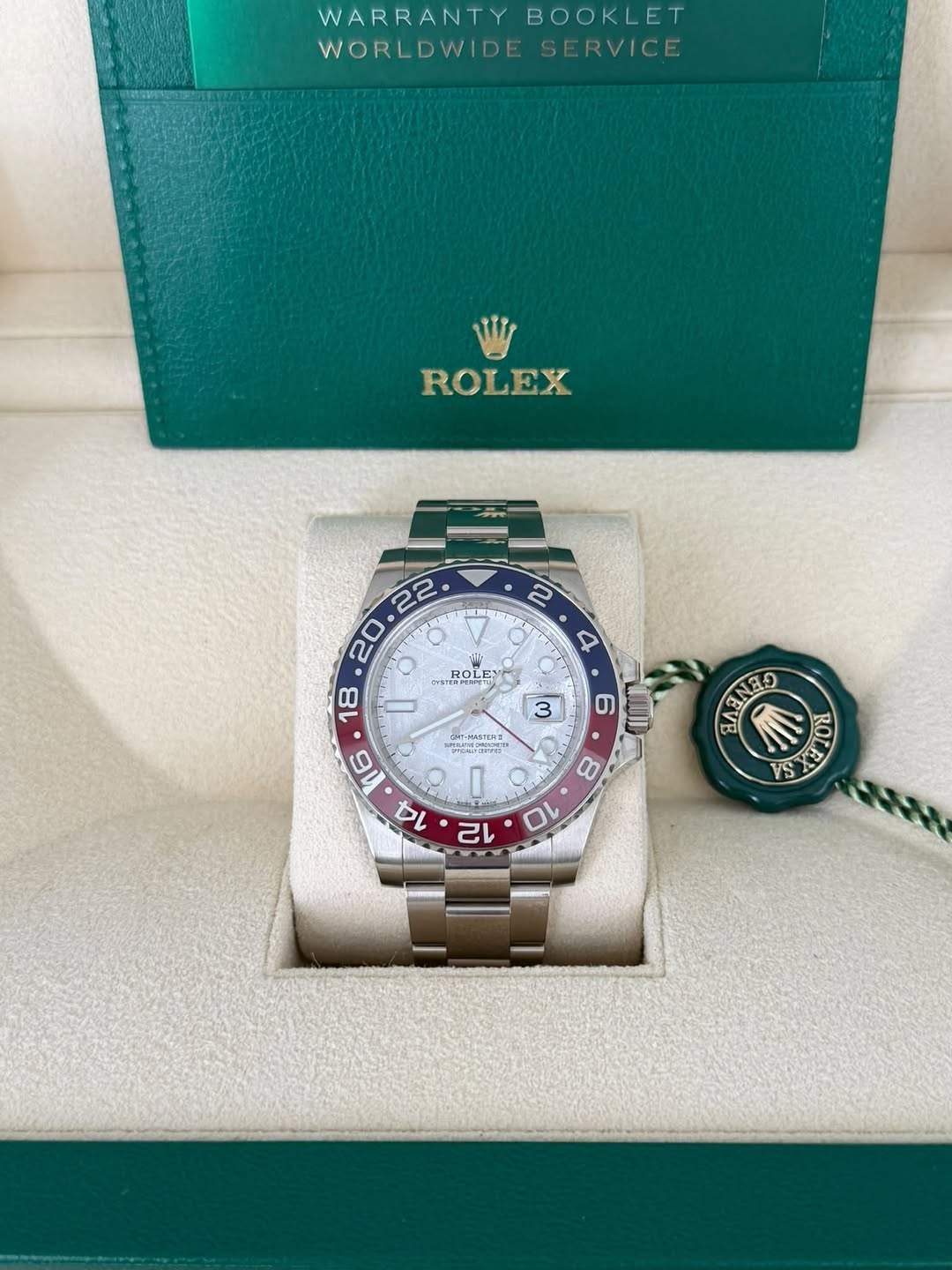 May be an image of wrist watch and text that says 'WARRANTYBOOKLET WARRANTY BOOKLET WORLDWIDE WORLDWIDESERVICE SERVICE ROLEX ROLE ROLE ENT-MASTERE ማመርስጋጥ SPENAAT PERANESROPICT 2…