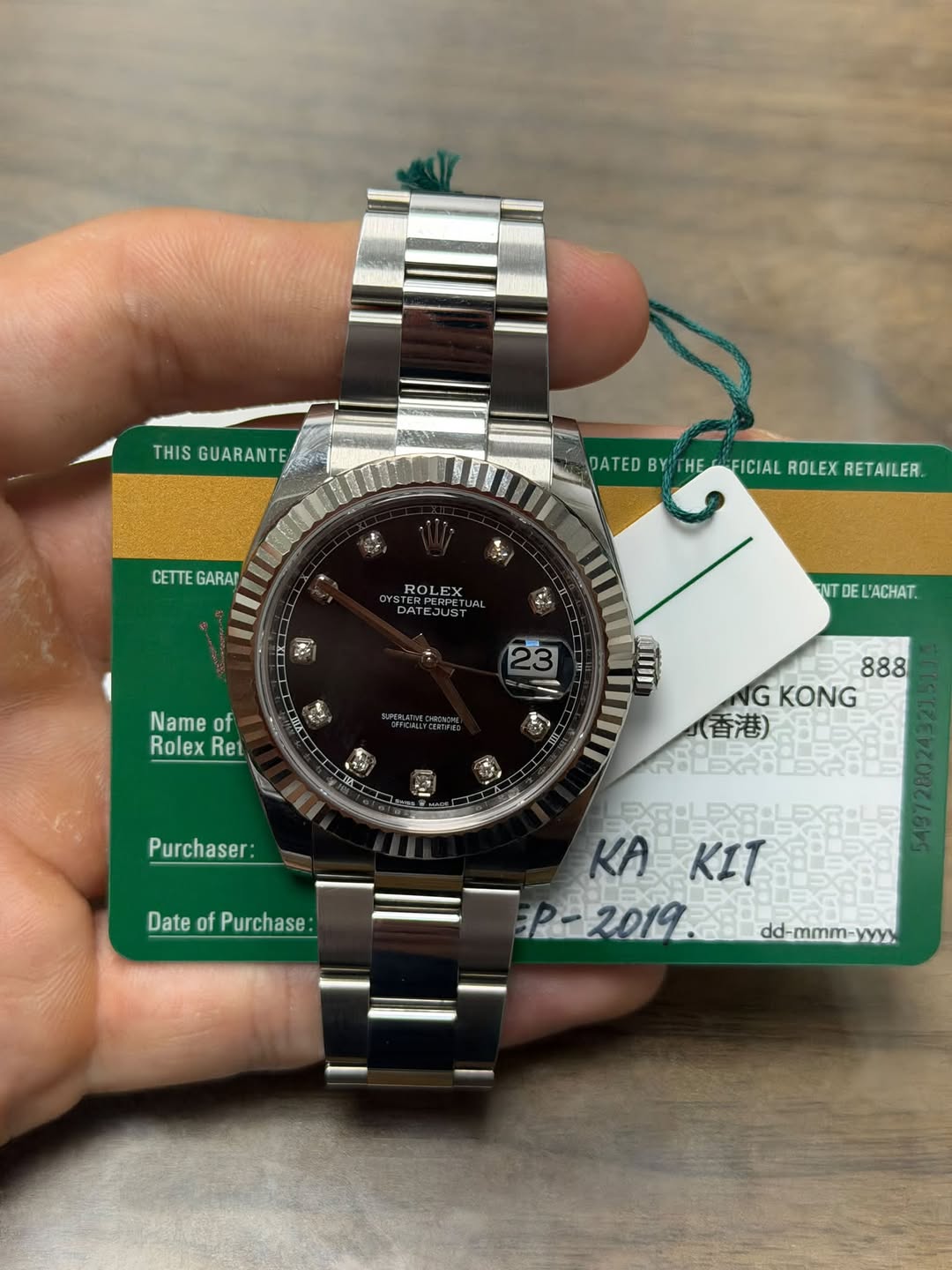 May be an image of wrist watch and text that says 'THIS HISGUARANTE GUARANT CETTE GARAT DATED DATEDBYTH DATEDBY/THEAFICIALROEXRETALER BY HE FICIAL ROLEX RETAILER. ROLEX pAT…