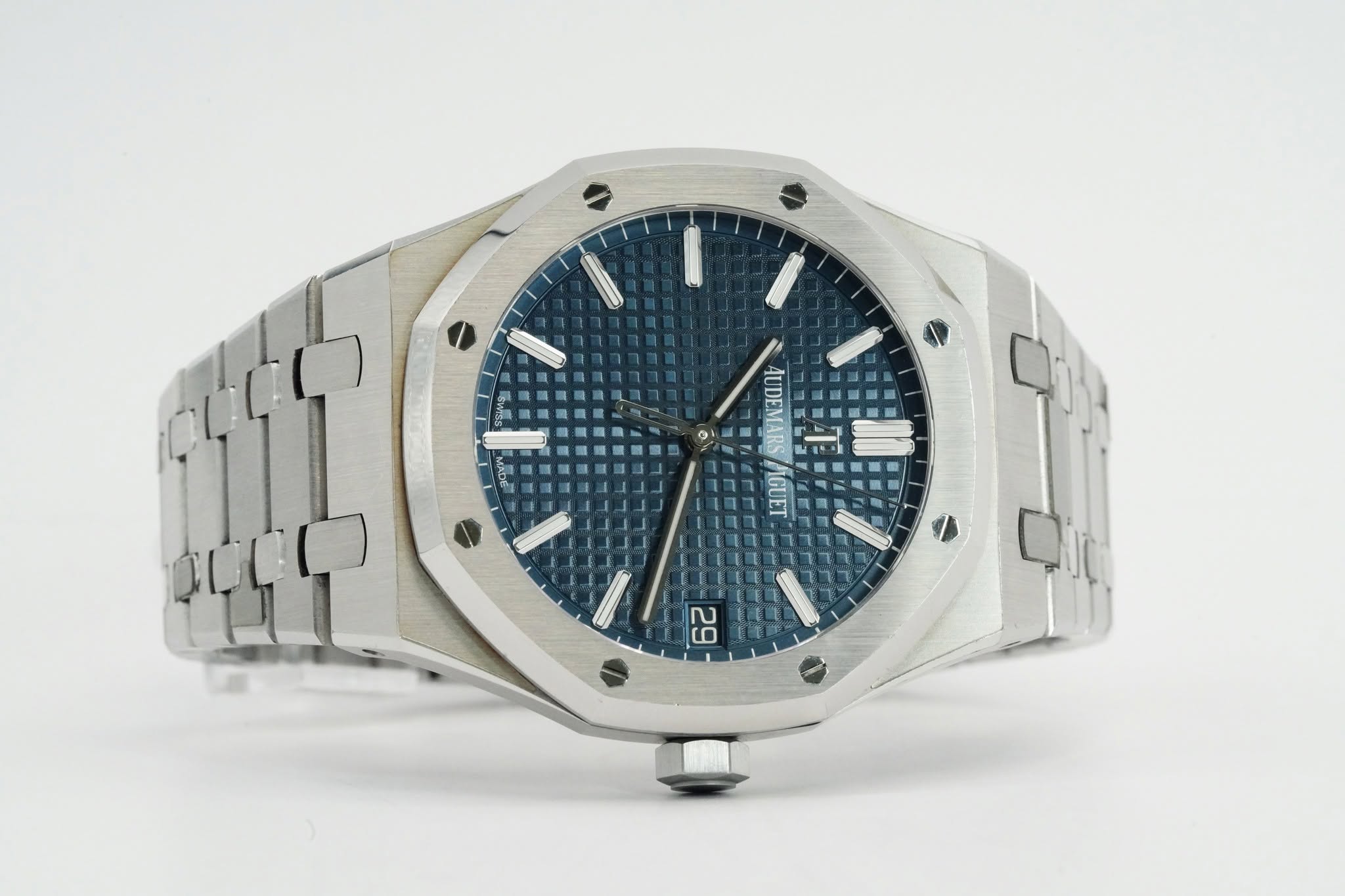 May be an image of wrist watch and text that says 'AUDEMAR FIGLET 62'