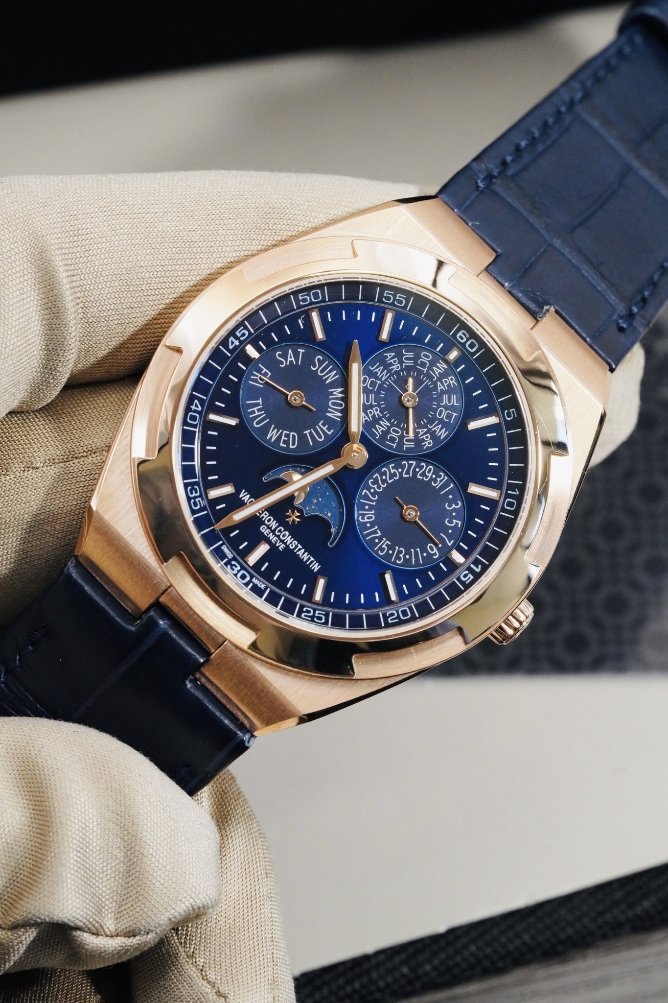 May be an image of wrist watch and text that says '٢ 50 155/ SAT SUN THU S NOW WED TUE 참 OC 5 ២ា 3E VÀC GENEVE RONCON NCO BONCO そ 130 MACK NSTANTIN 10 9.31/ دن .5. 3. 5 ٠ن…
