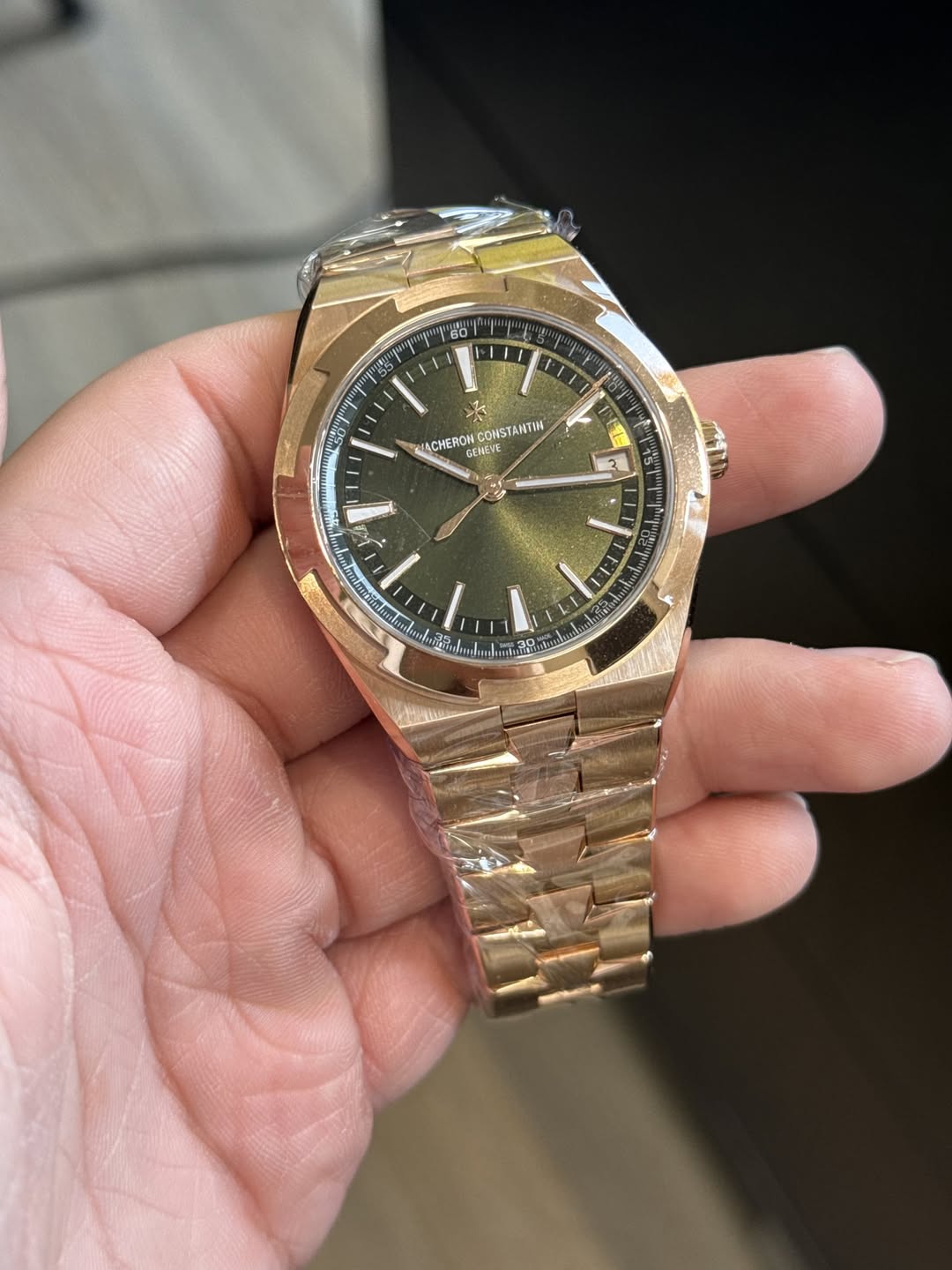 May be an image of wrist watch and text that says '60 53" K ACHERON ENEVE CONSTANTIN m I 개 מישטין SVE 슬림 سب 品'
