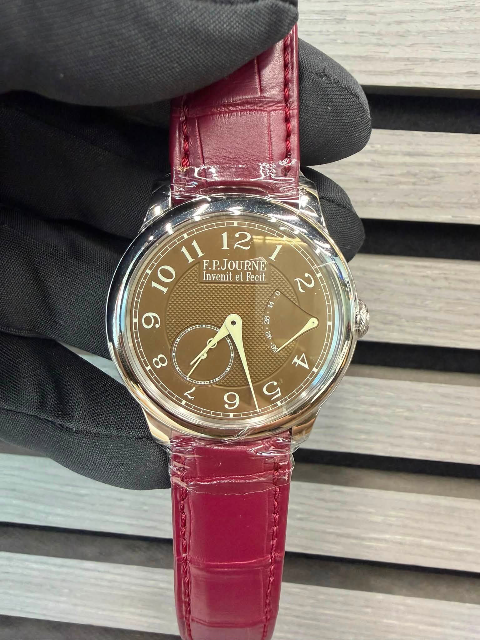 May be an image of wrist watch and text that says '11 12 10 F.P.JOURNE Invenit et InvenitetFecit Fecit م 4 A 9 5'
