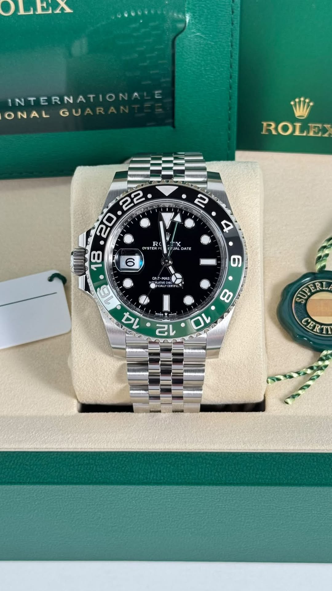 May be an image of wrist watch and text that says 'ييه INTERNATIONA ONAL ONALGU GUA ROLEX R YSTER STER x DAT 6 Ck -A: ID SUPERL CERTT CER'