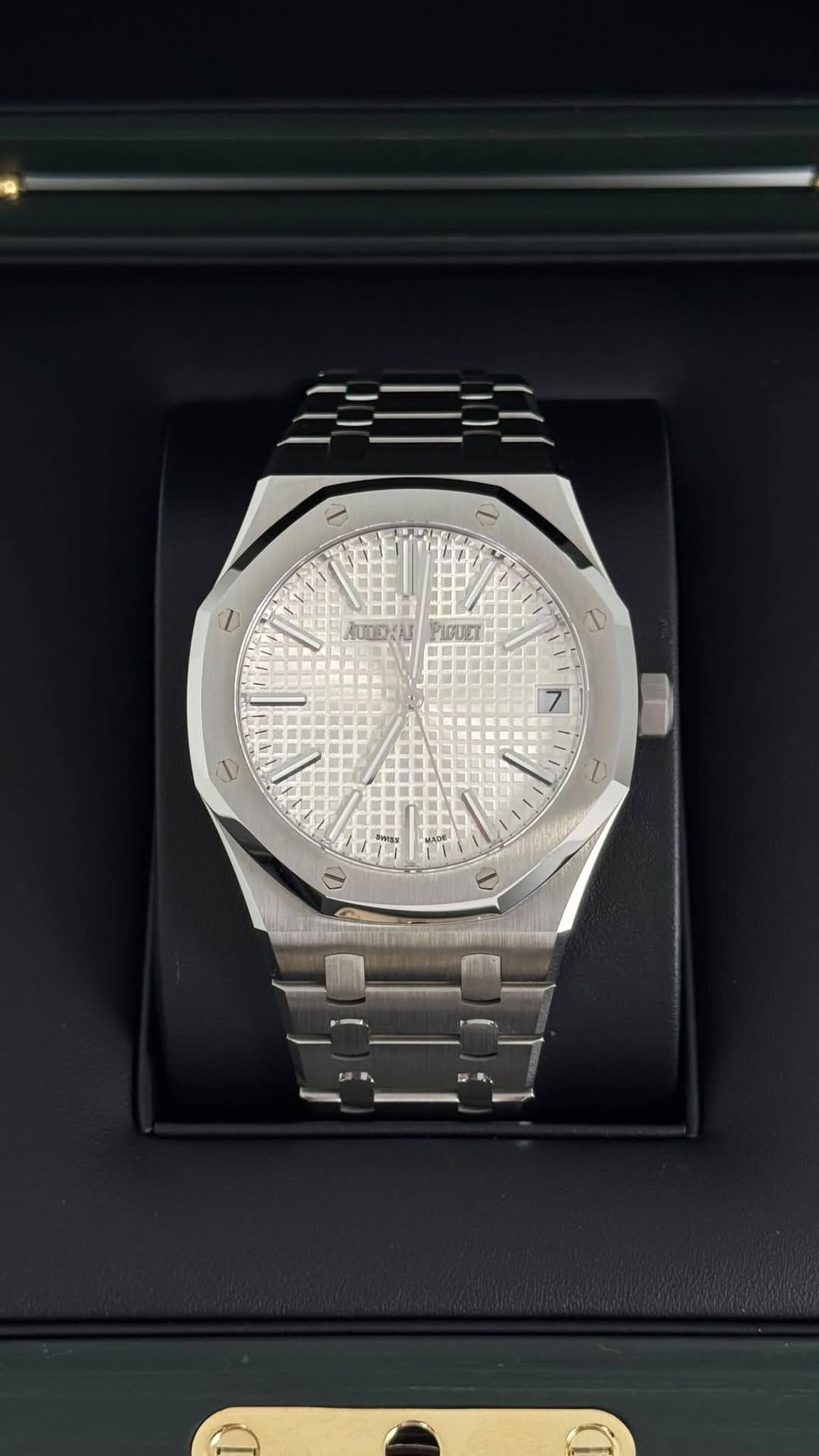 May be an image of wrist watch and text that says 'I AUDONAS PIBUET N 1'