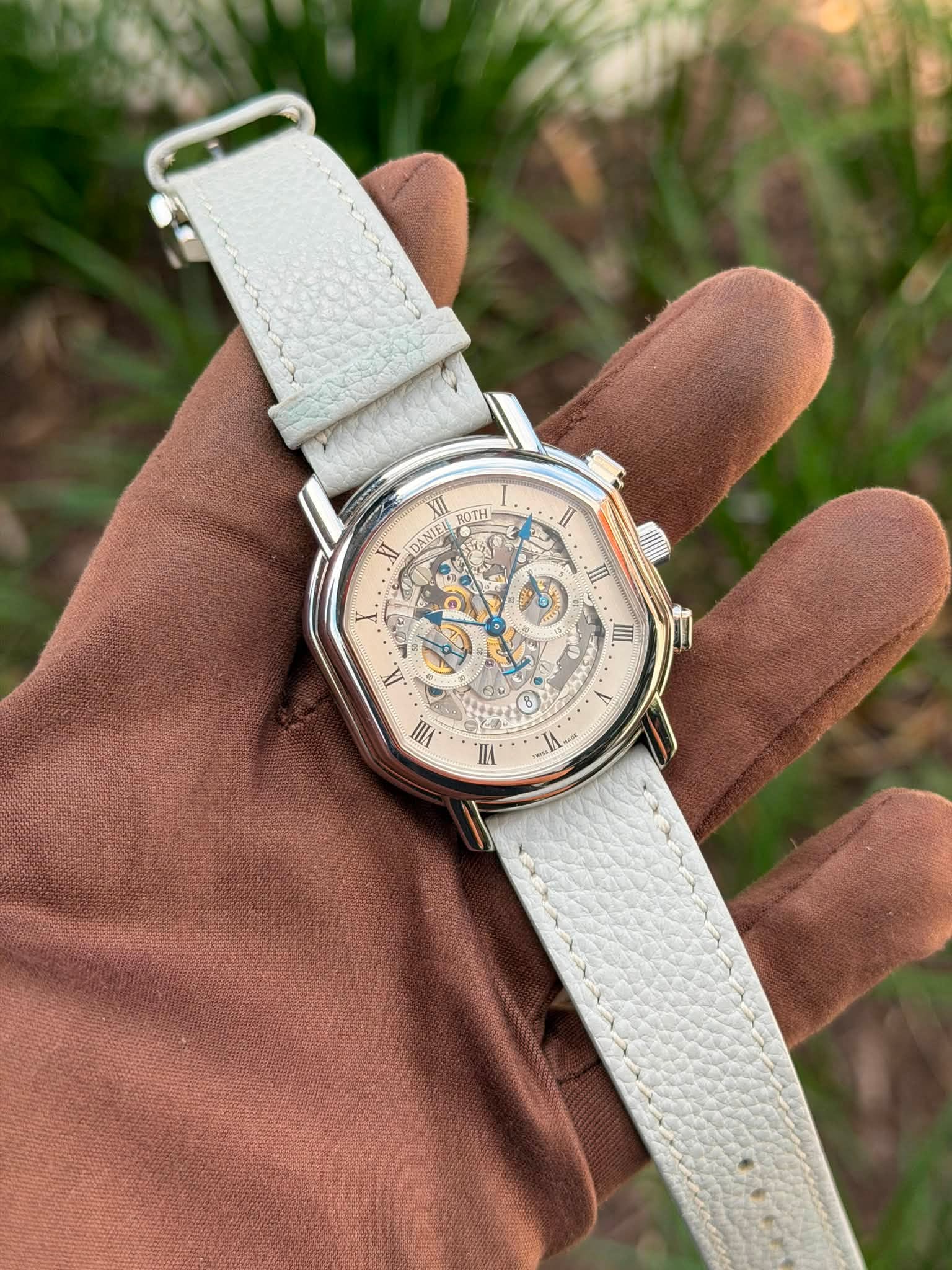 May be an image of wrist watch and text that says 'XI DANIEU ROTH II X III. IN III. Y A HII c0 1 W III'