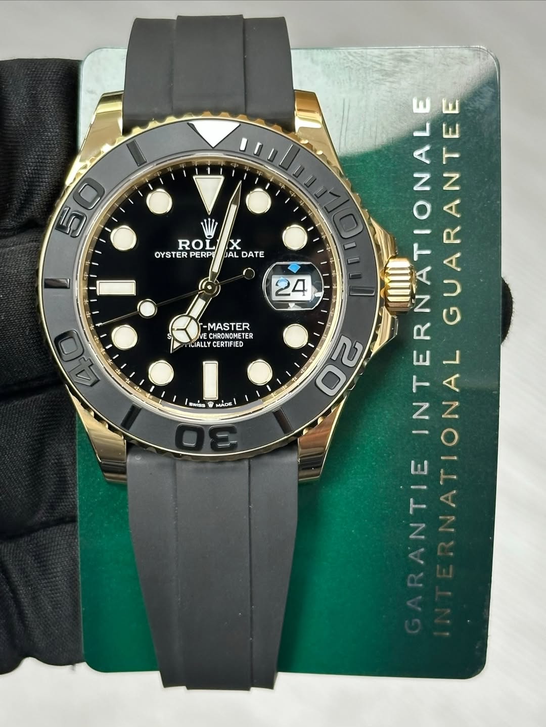 May be an image of wrist watch and text that says '0 5 ROL OYSTER PERPE X JAL DATE MASTER CHRONOMETER ETE ICIALLY CERTIFIED A SwGES MADE ONALE NATIONAL 24 GUARANTEE ERNATIANTE…