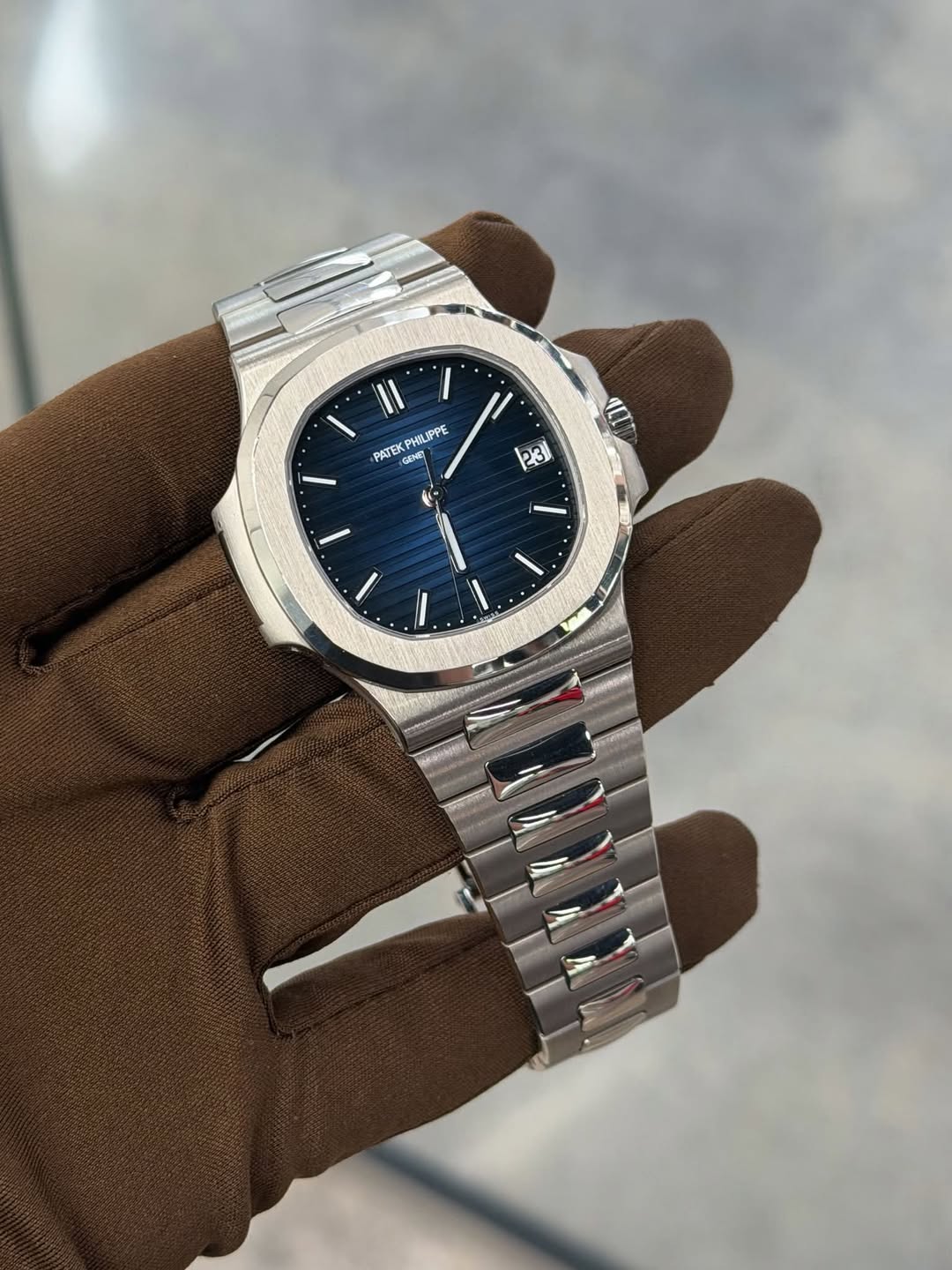 May be an image of wrist watch and text that says 'II I PHILIPPE PPE PATE CENGR CENGY SAO पा 23'