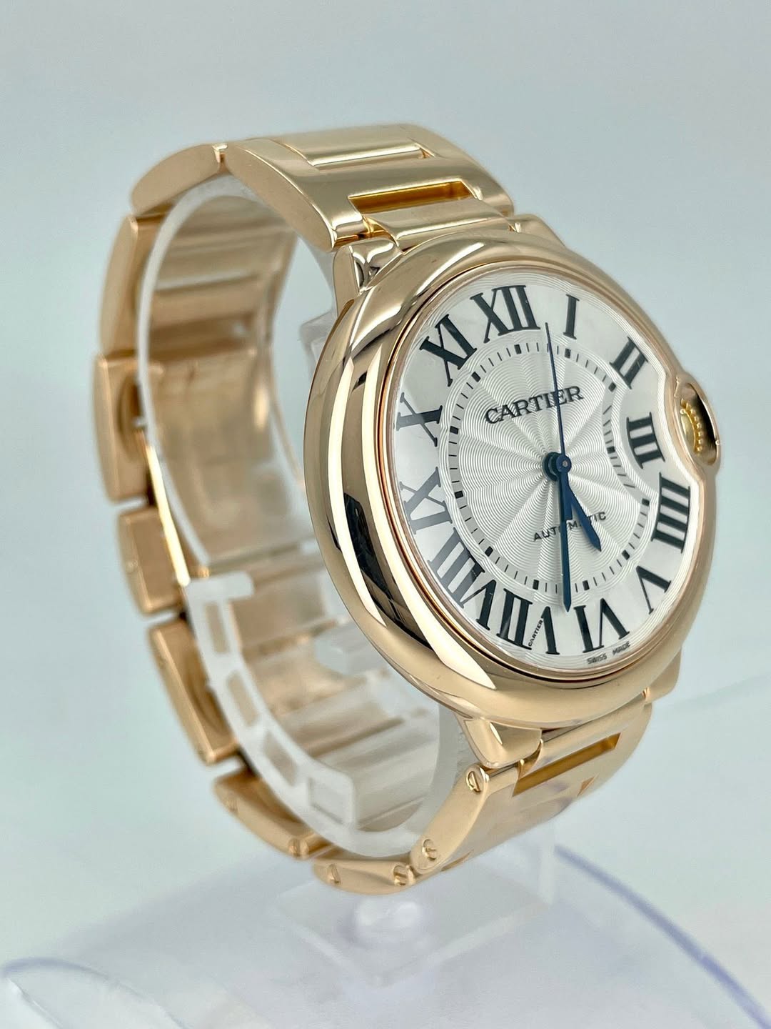 May be an image of wrist watch and text that says 'XI XII XIXII I II X CARTIER ER III IX 10 IIII ブ IVII AUT M VI V ISS'