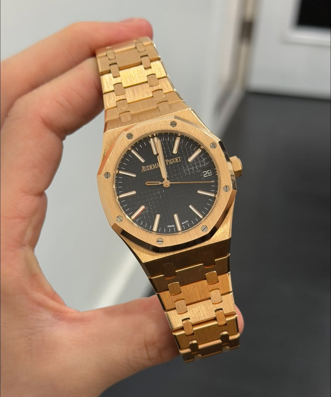May be an image of wrist watch and text that says 'ل I' PIGUET PIGU LUDEMA 29 2 D ن oy swaS ١ V 0'