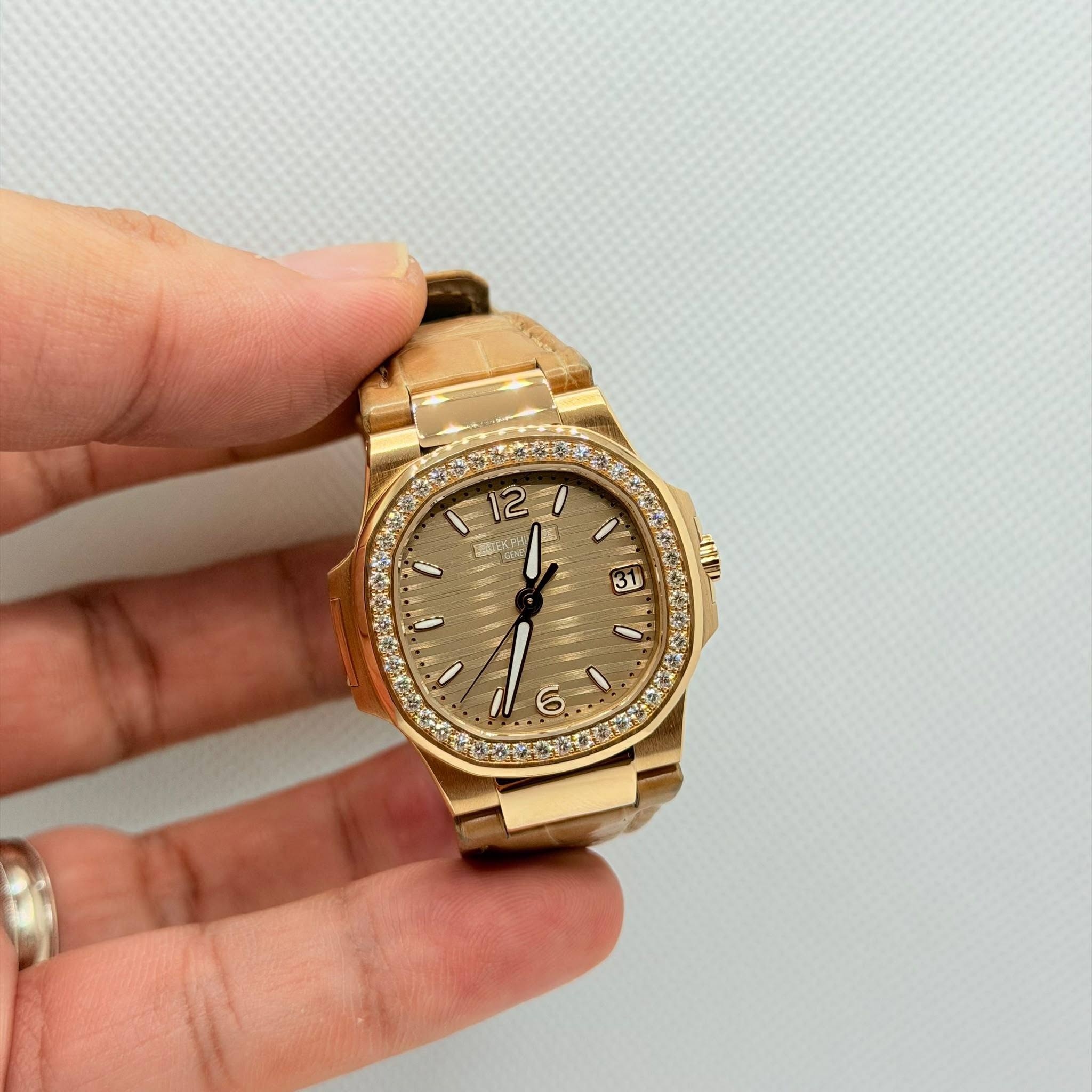 May be an image of wrist watch and text that says 'l 12 Par I I 31 0 F 0 ጣ 0'