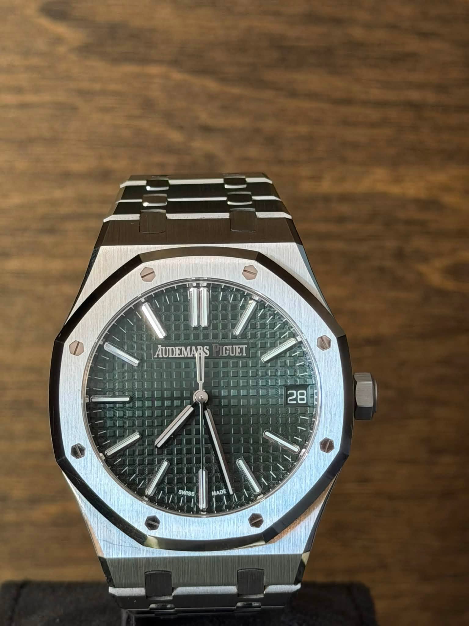 May be an image of wrist watch and text that says '유로 一 AUDEMARS AUDEMARSPIGUET GUET 28 SWISS MADE LD'