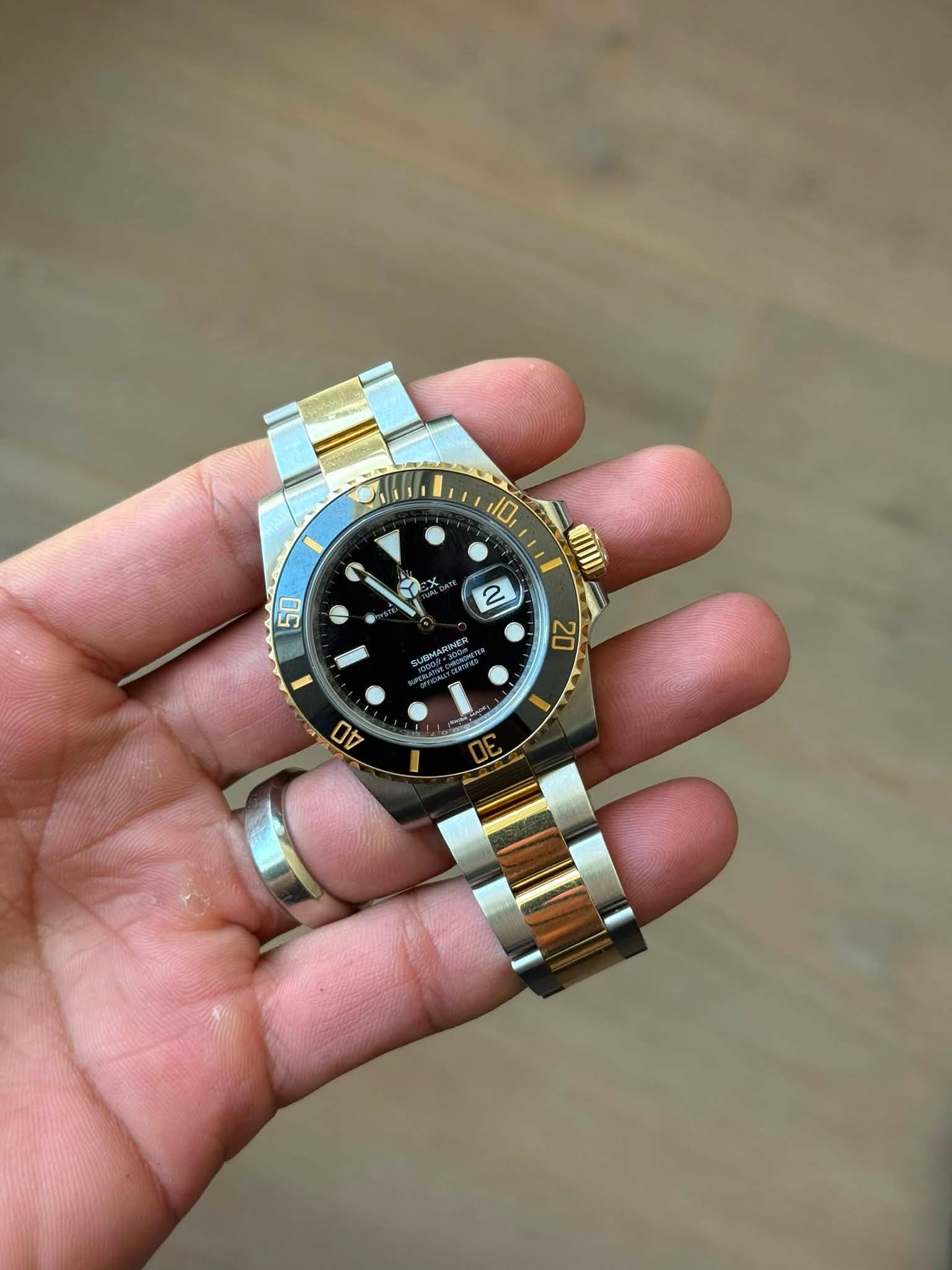 May be an image of wrist watch and text that says '10 T 0 50 mII 2 JOMARDAER 20 40'