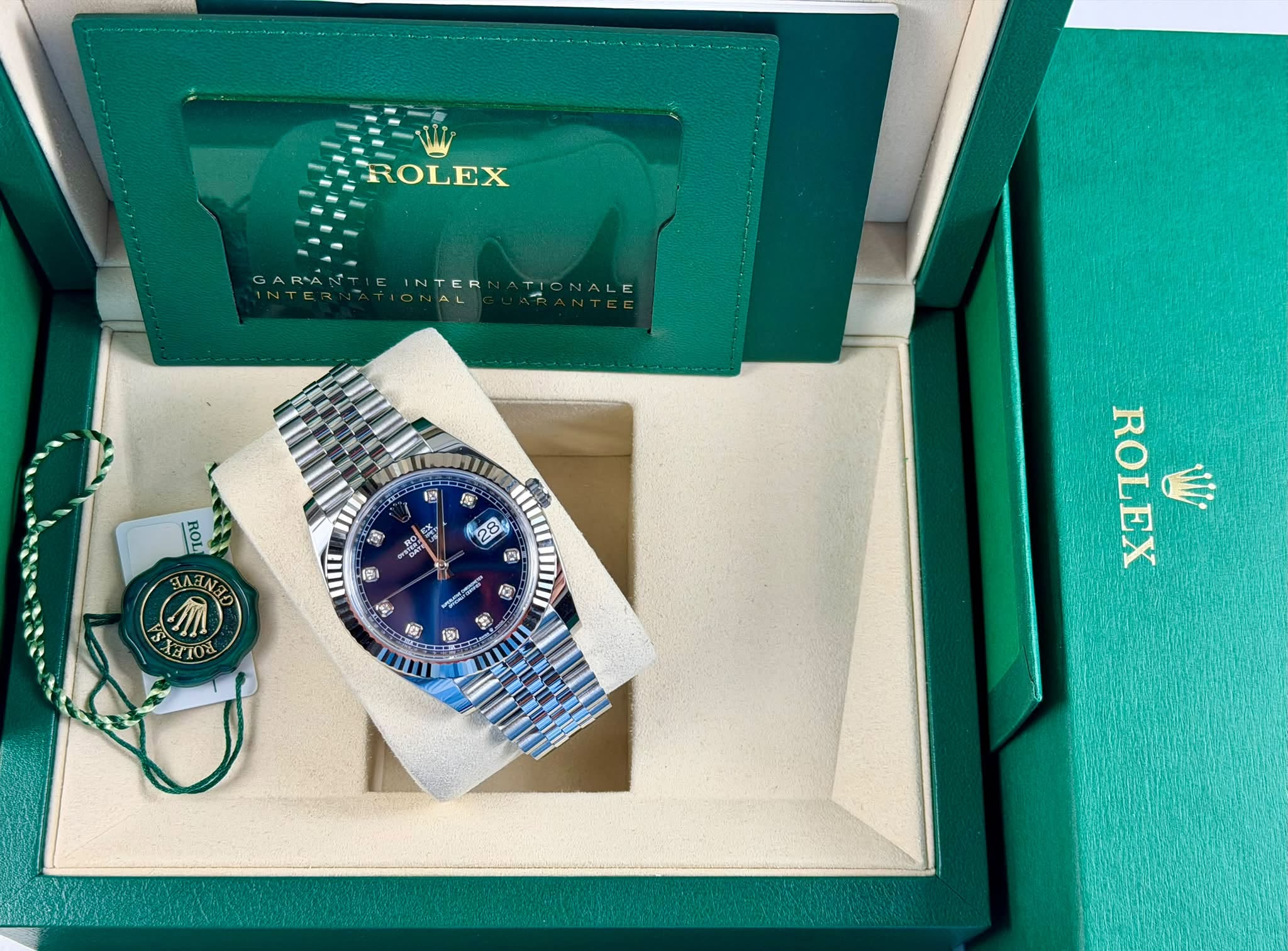May be an image of wrist watch and text that says 'ROLEX GARANT INTER ONAL TIGNALE 医 ROL ف۸ HA크N BASE 堀 ጋና အ E ילובי 金 ម្វល 白 TU ف IPi Ⅲ川 ROLEX Wj'
