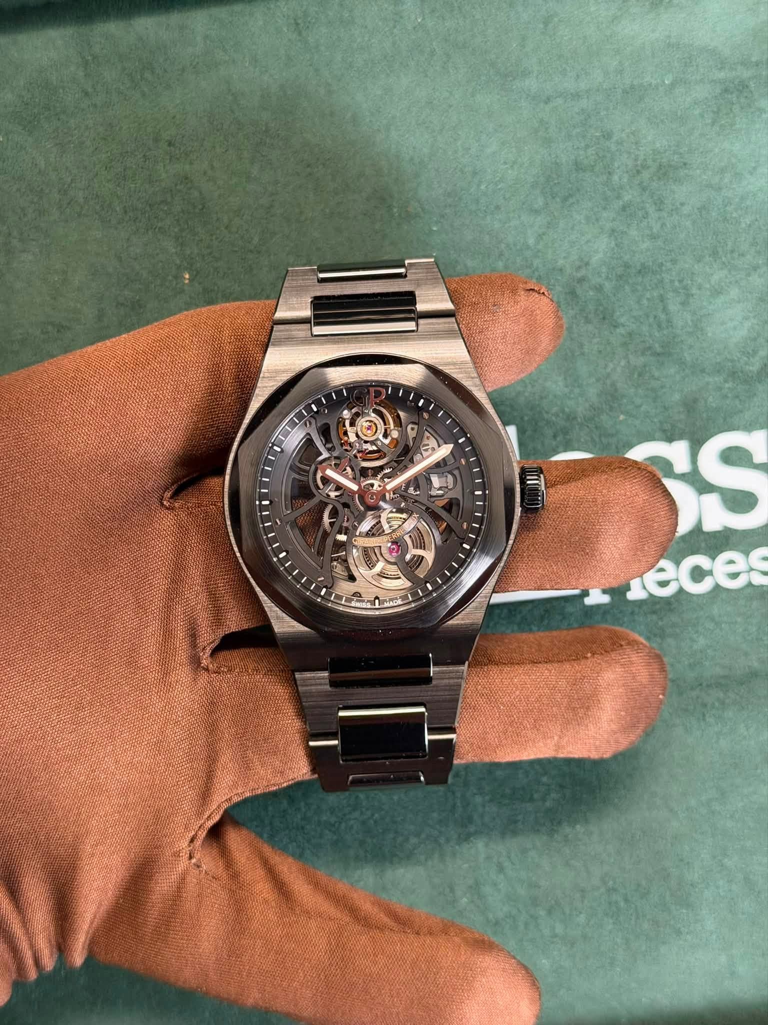 May be an image of wrist watch and text that says '0 2 ኢት ரன SS -seces'