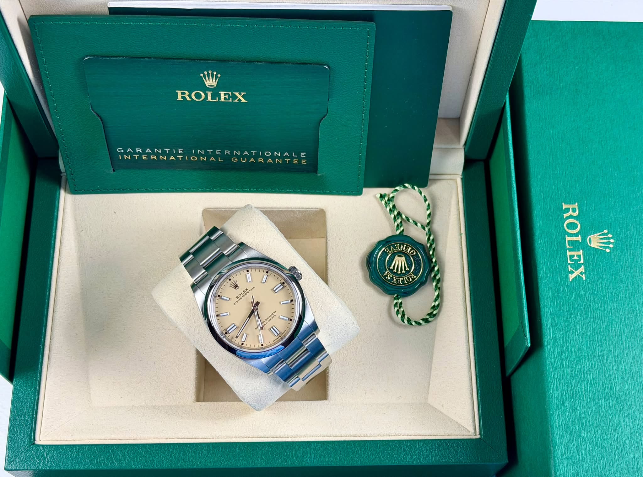 May be an image of wrist watch and text that says 'ROLEX GARANTIE GARANTIEINTERNATIONALE INTERNATIONALGUARANTE GUARANTEE INTERNATIONAL 7 Il II JIN M IOA 知なしそをス S ROLEX Wij'