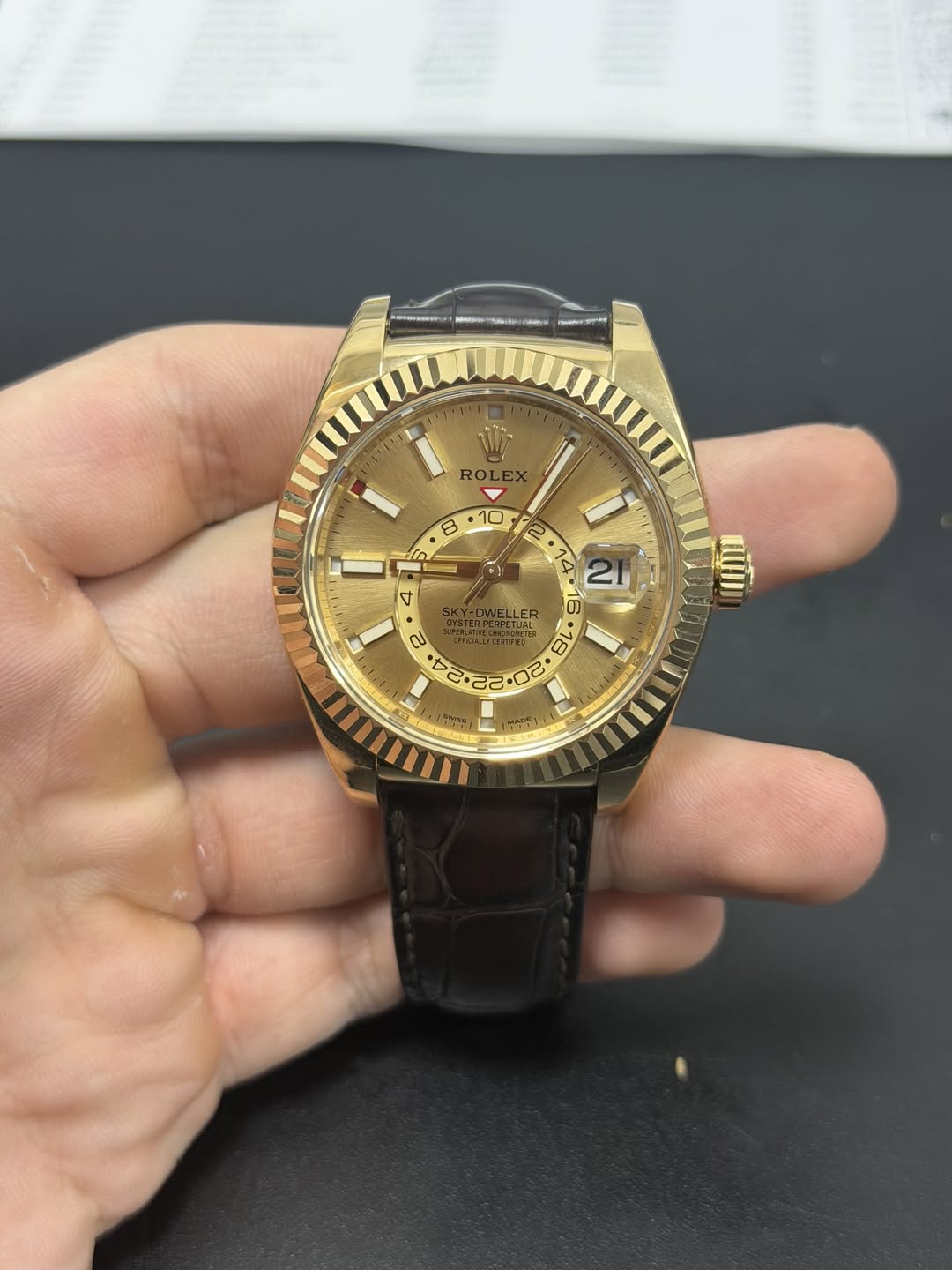 May be an image of wrist watch and text that says 'RO E ات 18 2 מסוע. יבסיבלילמי لم 2222 20 U'