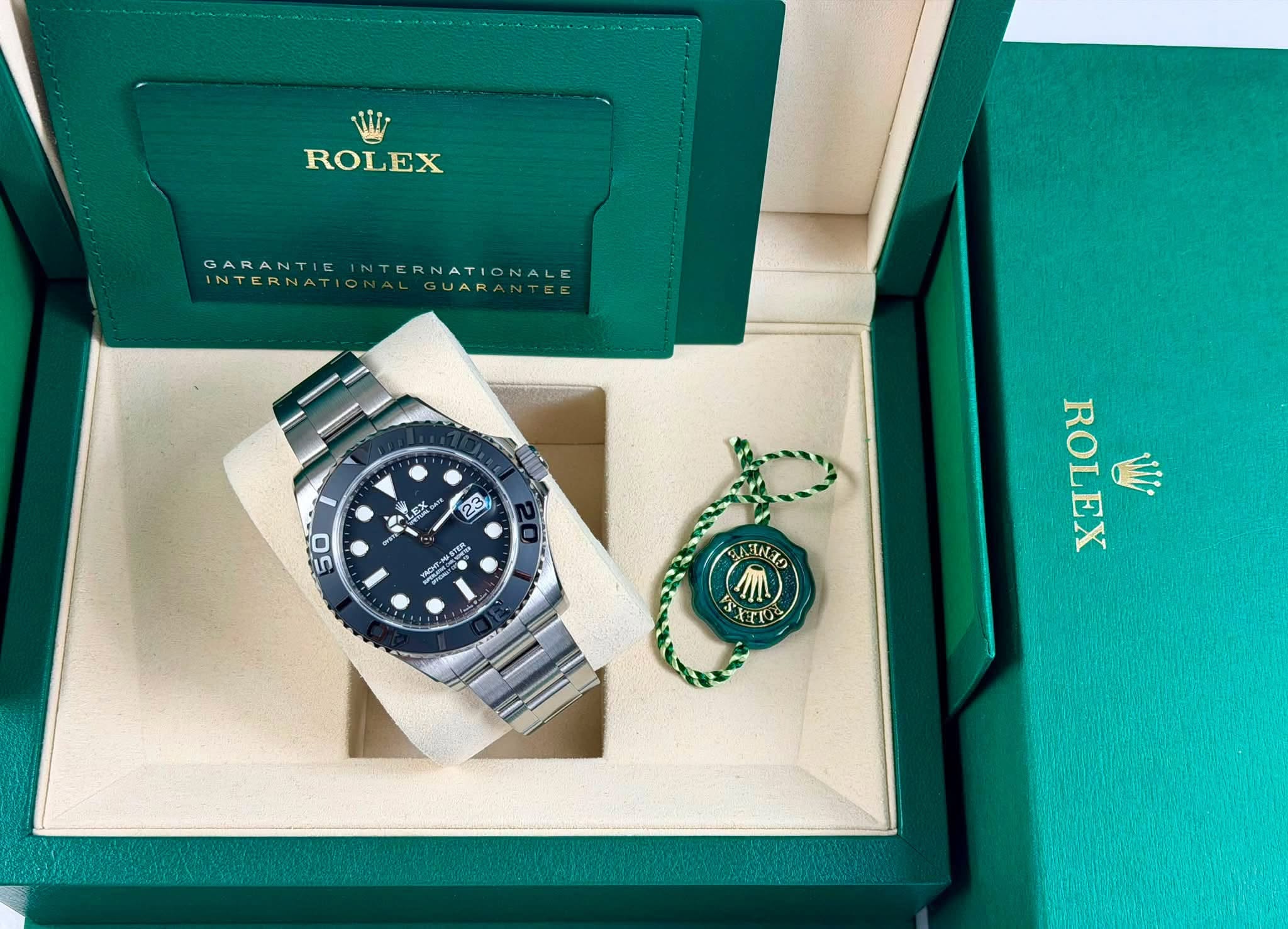 May be an image of wrist watch and text that says 'ROLEX GARANTIE INTERNATIONALE GARANTIEINTERNATIONALE INT INTERNATIONALGUARANTEE GUARANT INTERNATI KLE LEX EX 23 53 ONSTON MSTORE…
