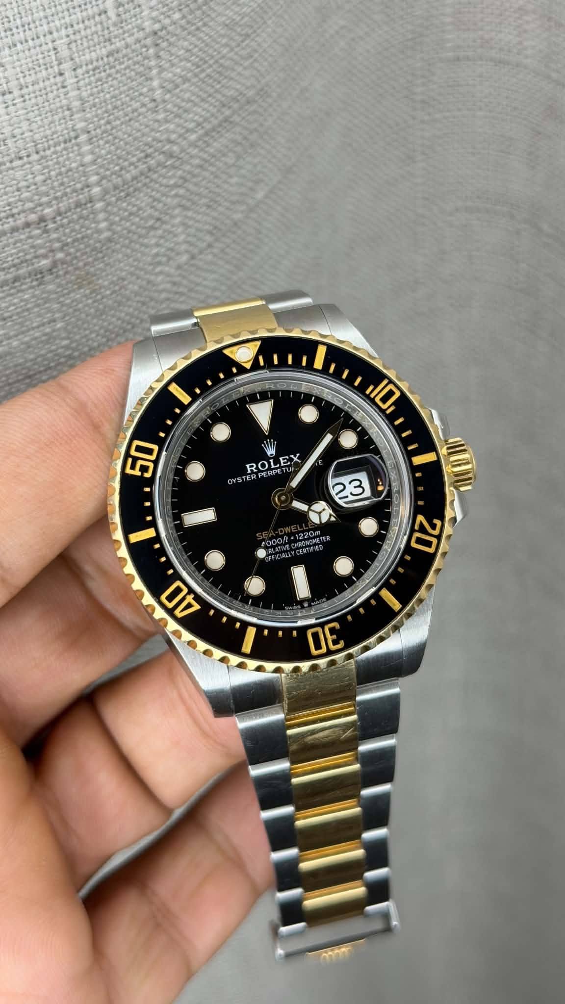 May be an image of wrist watch and text that says 'I. L 10 50 W RO ROLEX RPERPE ETU 2X OYSTER 3 2000 122UGTER MEERT URED 20 Ao 30'