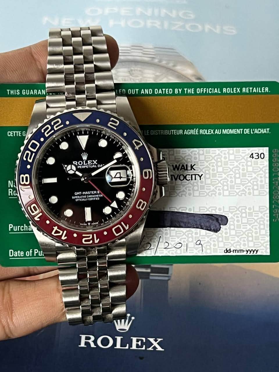 May be an image of wrist watch and text that says 'OPENING HORIZONS THIS GUARAN FD OUT AND DATED BY THE OFFICIAL ROLEX RETAILER. CETTE G TEUR AGRÉÉ ROLEX AU MOMENT DE L'ACHAT.…