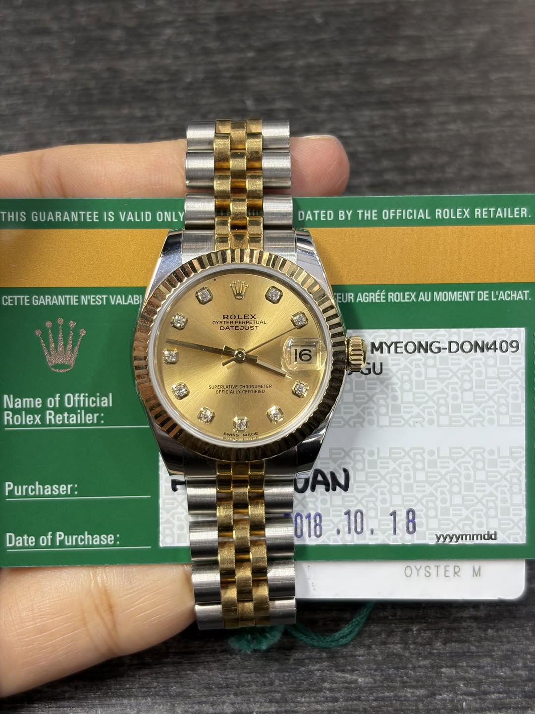 May be an image of wrist watch and text that says 'THIS GUARANTEE THISGUARANTEEISVALIDONLY IS VALID ONLY DATED BY THE OFFICIAL ROLEX RETAILER. CETTE GARANTIE N'EST N'ESTVALAB…