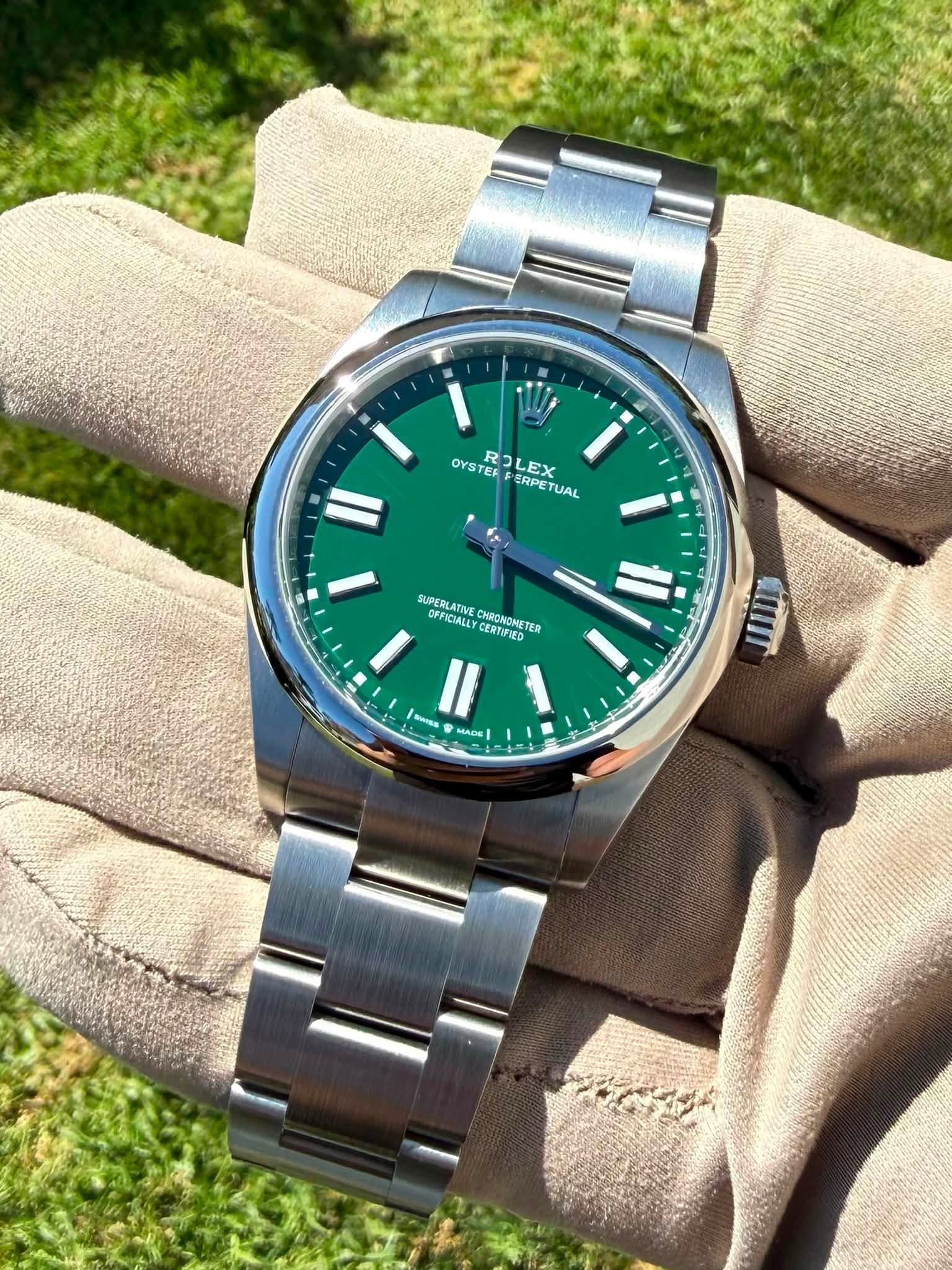May be an image of wrist watch and text that says 'OYSTEF R ROLE DLEX ERPETUAL ERPE UAL II SUPERLATIVE OEFICIALLY CERTIFIE CESTIFIED CHRONGNETER 4 RHISH I!II MADE'