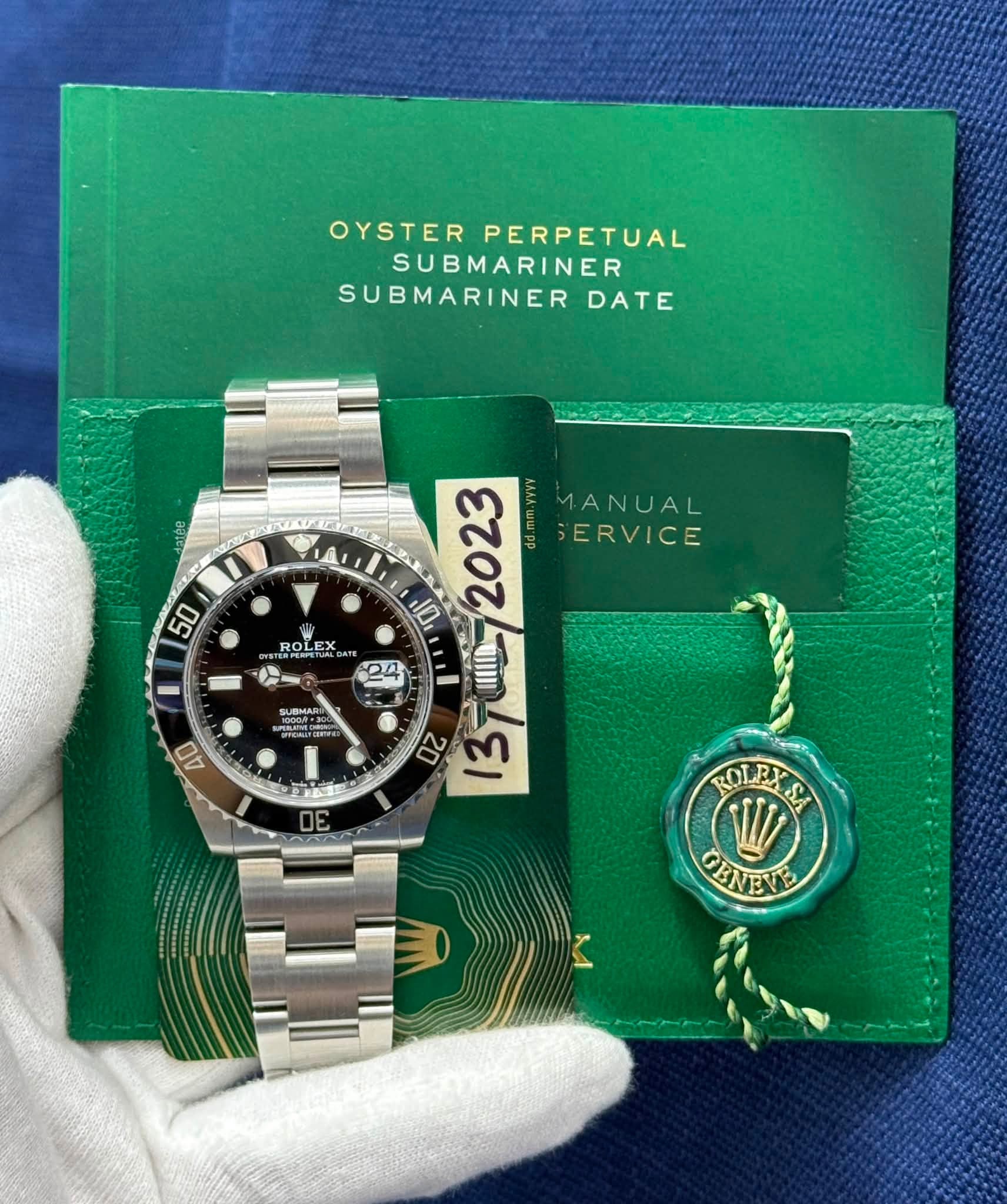 May be an image of wrist watch and text that says 'OYSTER OYSTERPERPETUAL PERPETUAL SUBMARINER SUBMARINER DATE datée 50 ERPERPET ROLES OL BLEX េ00ក SUSMAG യറഗട ANUAL ERVICE 10 24 E…