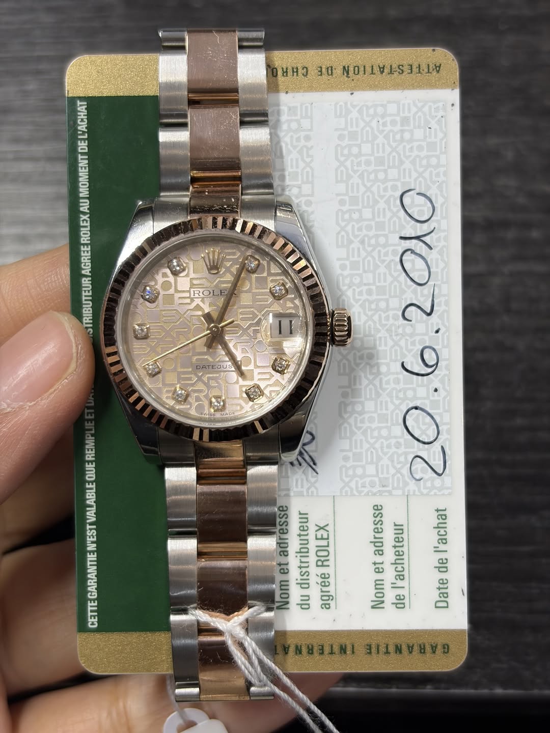 May be an image of wrist watch and text that says 'หว ว VITTIISIOON . DE MOMENT AU ROLEX AGREE TRIBUTEUR ROL DATEJUS REM QUE VALABLE VAL N'EST 发し GARANTIE E 海 ၁၀မ adresse…