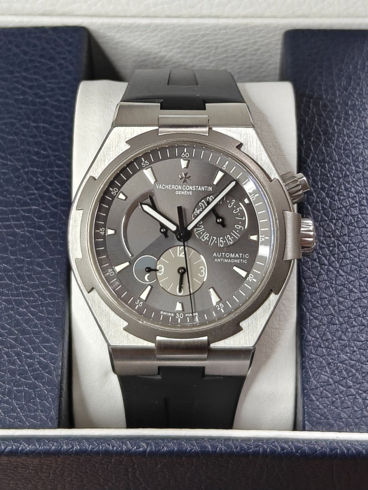 May be an image of wrist watch and text that says ' in 45 VACHERON VACHERONCONSTANTI CONSTANTIN GENEVE ባሎን720 00 くクり 3ی. هی 21-19-17. و 12 የኢያ1/5ን1 B AUTOMATIC ANTIA…