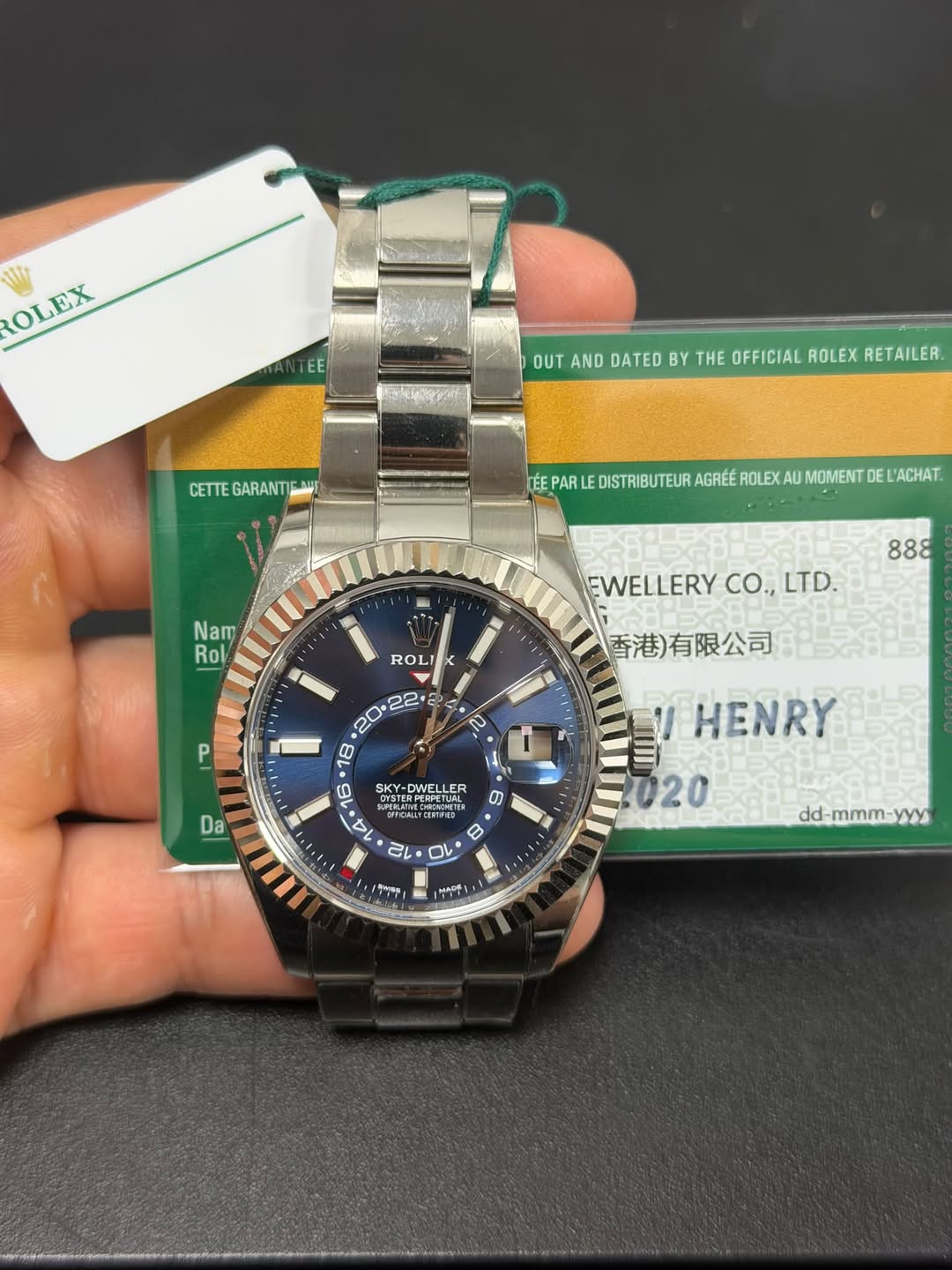 May be an image of wrist watch and text that says 'Wp ROLEX EX OUT AND DATED BY THE OFFICIAL ROLEX RETAILER. CETTE GARANTI CETTEGARANTIE E TEPARIEDSRBITEIAIRE HEE PAR…