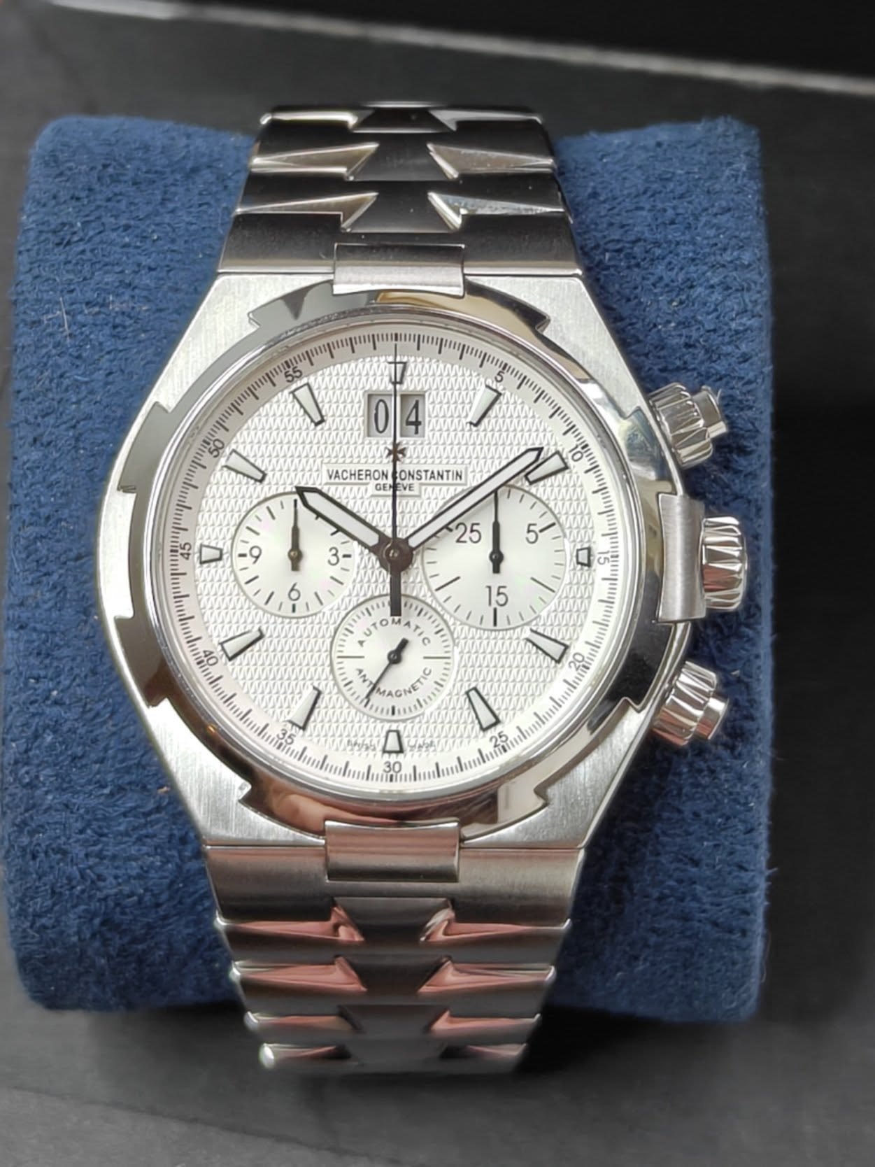 May be an image of wrist watch and text that says '04 0 1 1 VACHERO ONSTANTIN HEVE የመ OP ۳ የሳ ဖ်1 A 30 30 I IVIT'