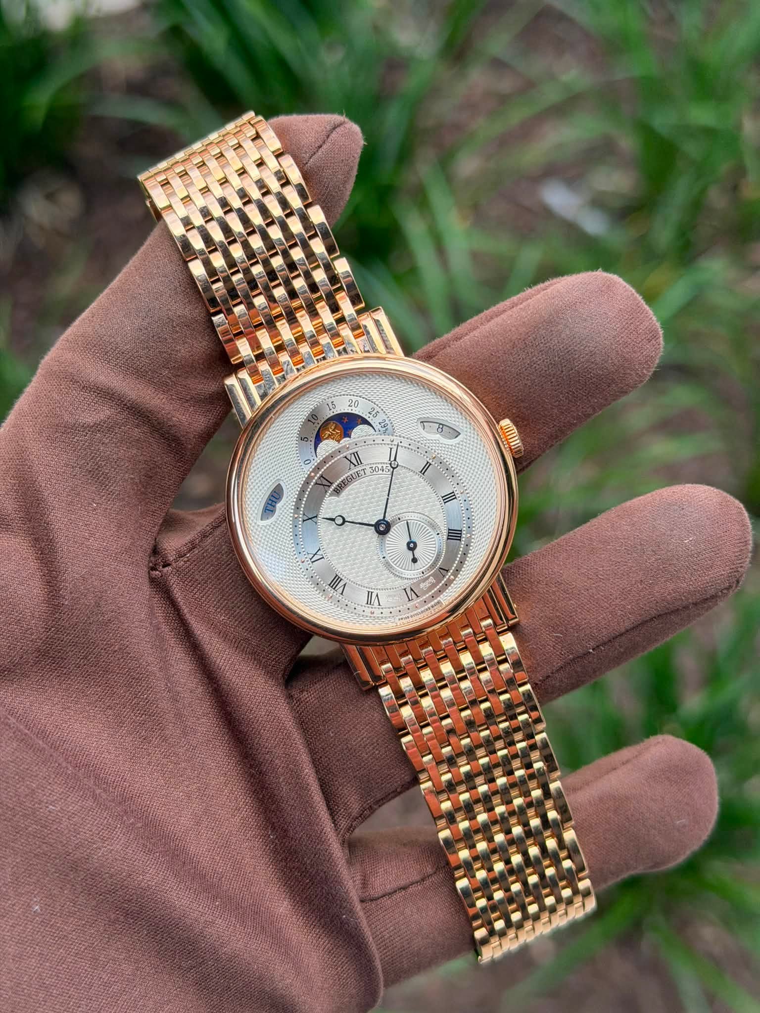 May be an image of wrist watch and text that says '28 ح XII EGUE 1045 IIII III TI 2 a = IIA nЛ N 7'