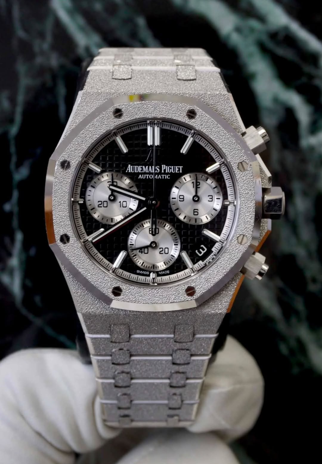 May be an image of wrist watch and text that says 'מצון זזזון11 AUDEMAL'S AUDEMAISPIGUET PIGUET AUTO MATIC 20 10 ন ייין ااة 40 unl I uliluluntu MAD SWISS WSS ω ilu BAATNG uuli…