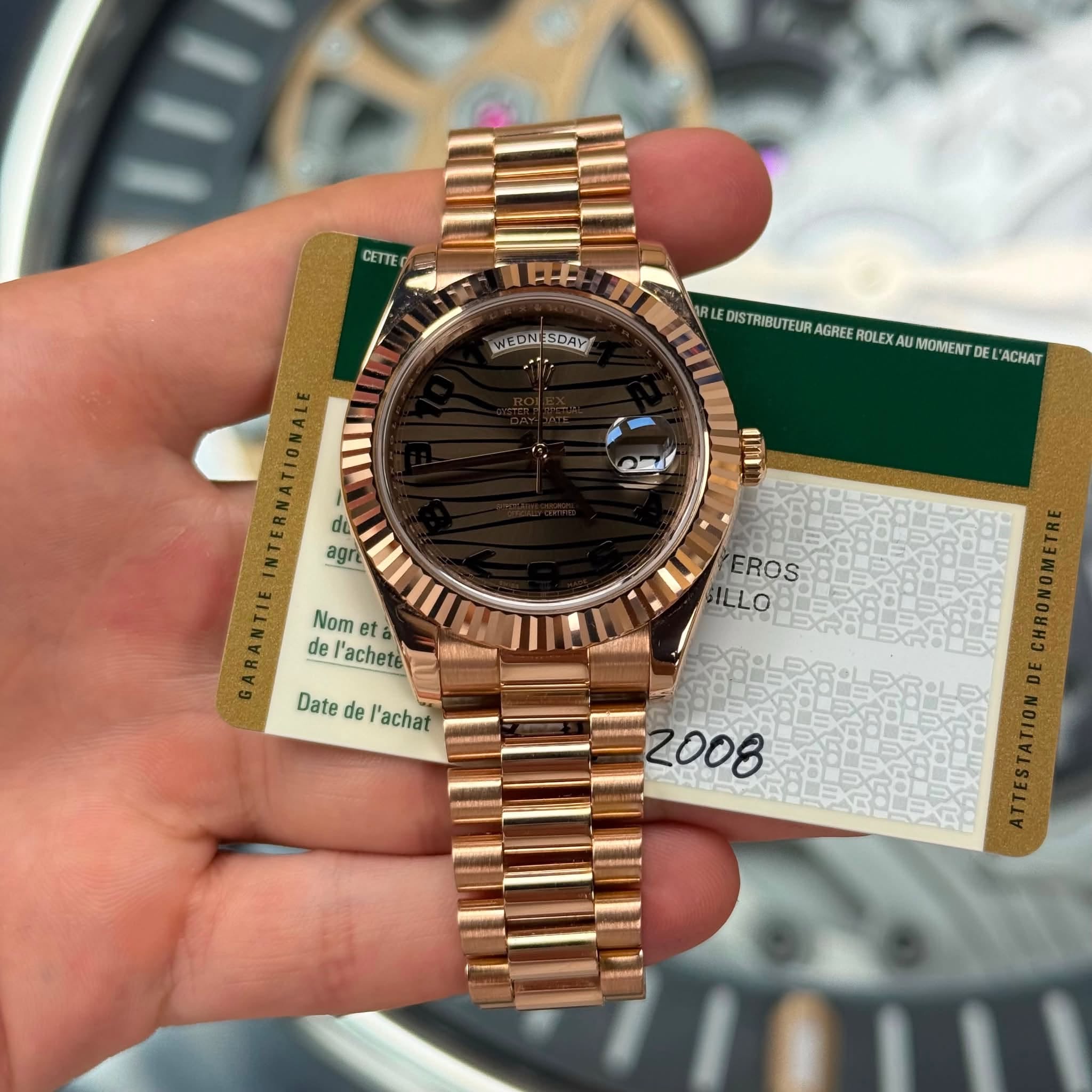 May be an image of wrist watch and text that says 'CETTE יה WEONESDAV WEL WEONE EDNESDAV LEDISTRIBUTEURA BUTEUR AGREE ROLE AU MOMENT DE EL ACHAT IO محت du agr aim Nom et de…