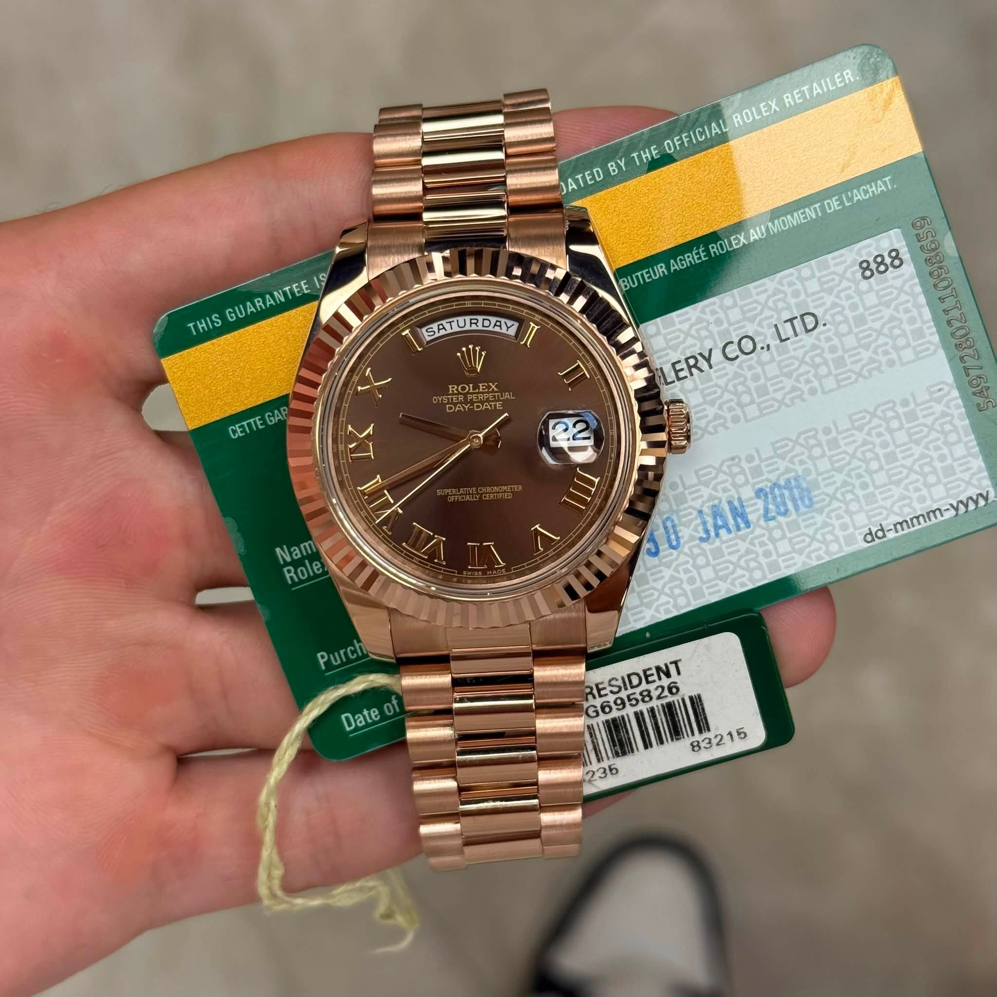 May be an image of wrist watch and text that says 'ROLEX RETAILER JATED BY THE OFFICIAL GUARANTEE 19 THIS SATURDAY II ROLE OLEXAU MOMENT DE L'ACHAT BUTEUR AGREE 888 LERY…