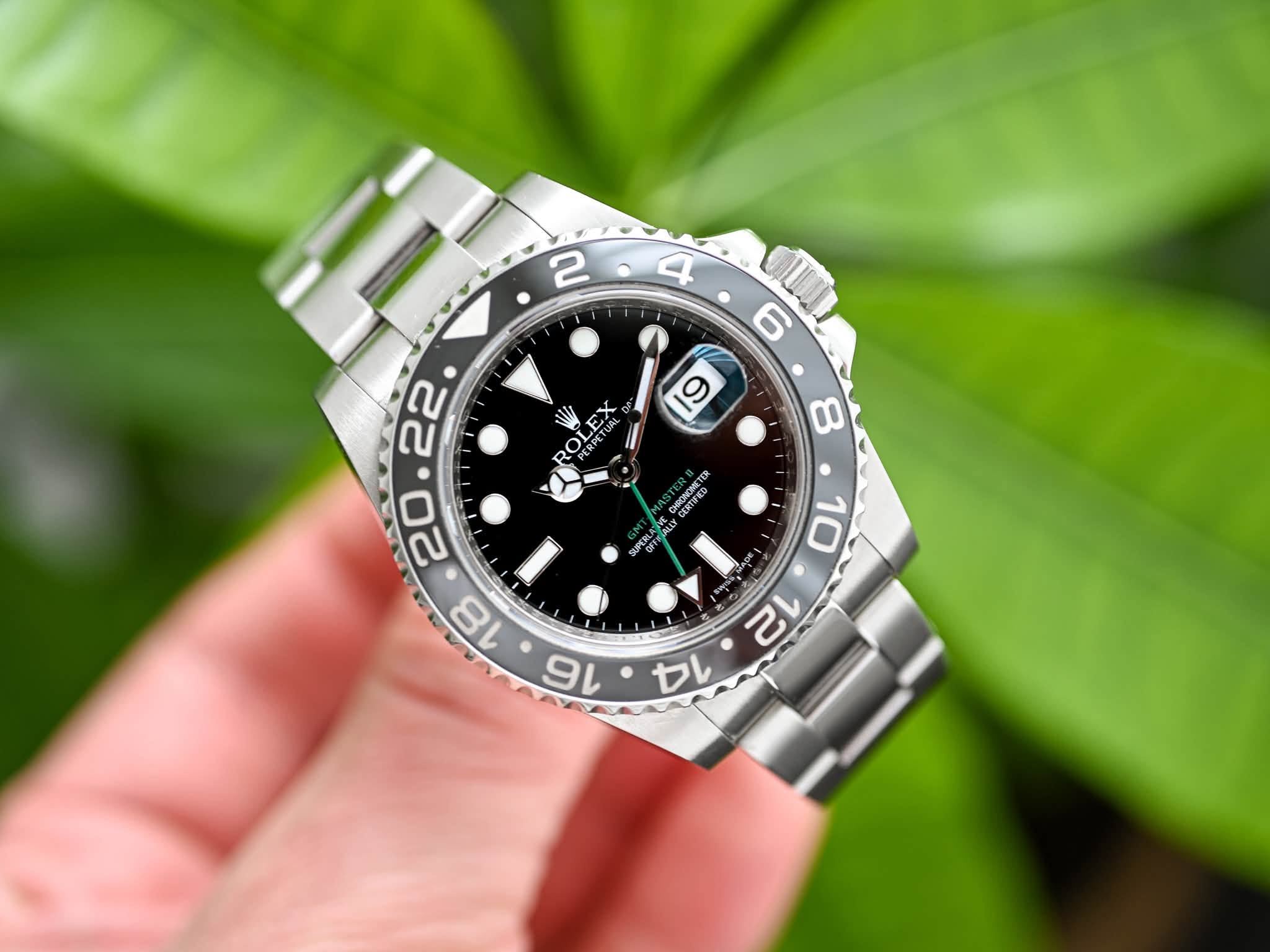 May be an image of wrist watch and text that says '2 4 6 9 R RO 8 CENTVED SLPER ጥ4'
