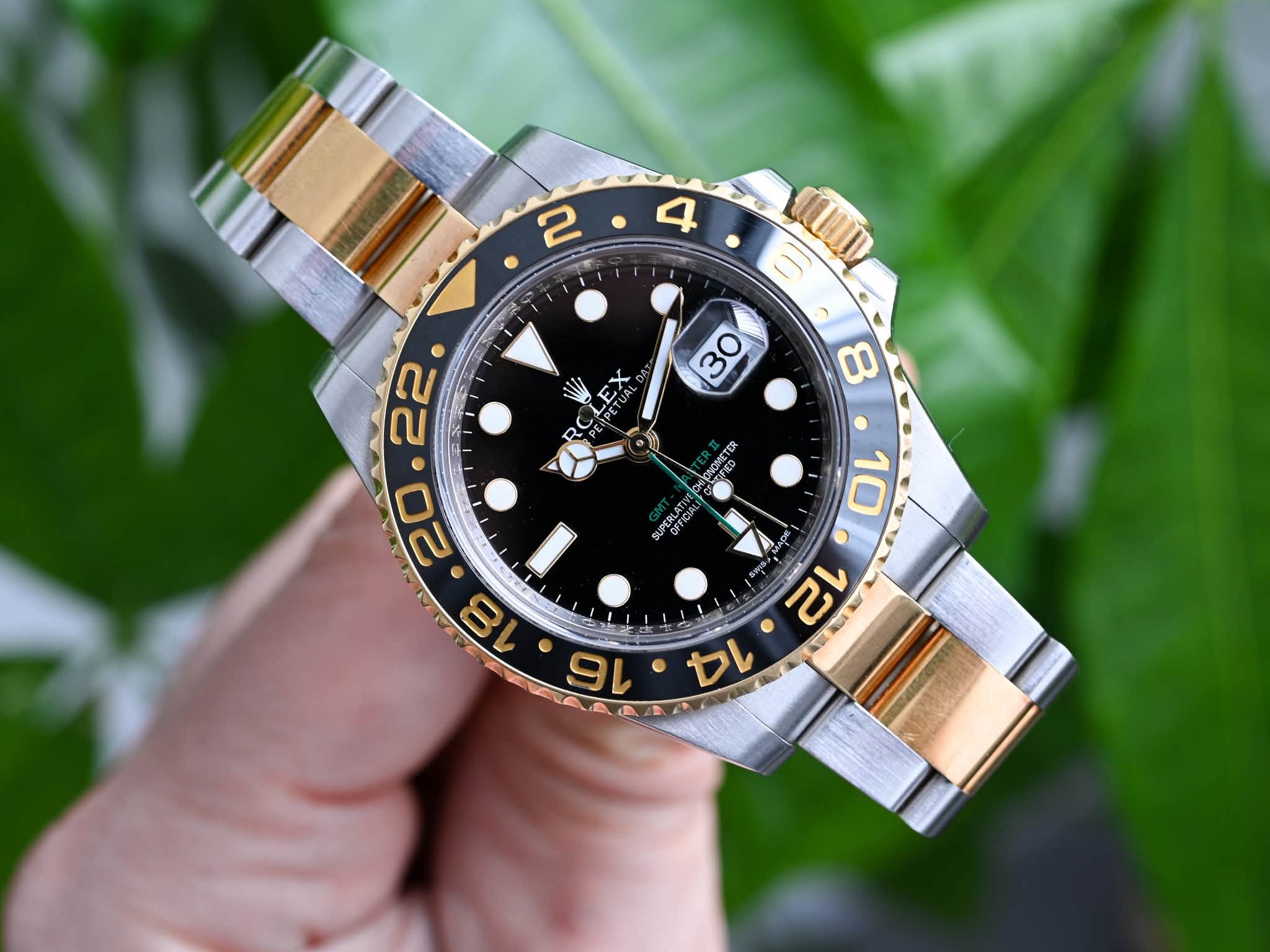 May be an image of wrist watch and text that says '2 4 S 30 2 8 i o SUPERLATI 10 12 14'