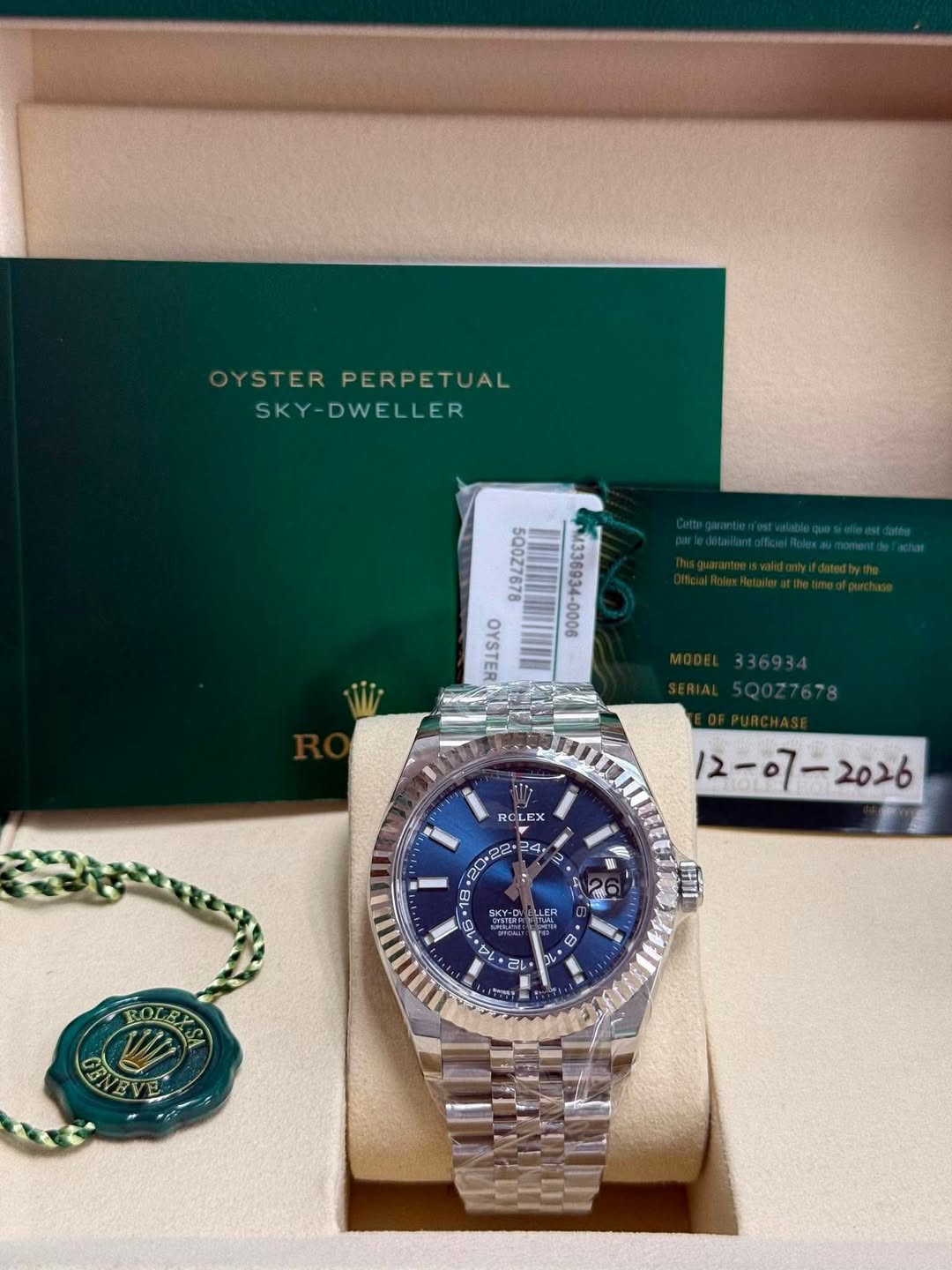 May be an image of wrist watch and text that says 'OYSTER OYSTERPERPETUAL PERPETUAL SKY-DWELLER -0006 5Q0Z7678 ISA OOTSTE ROLE EX 20.22 2A. 24 L 微と A 心 26 ซุง OLEES'