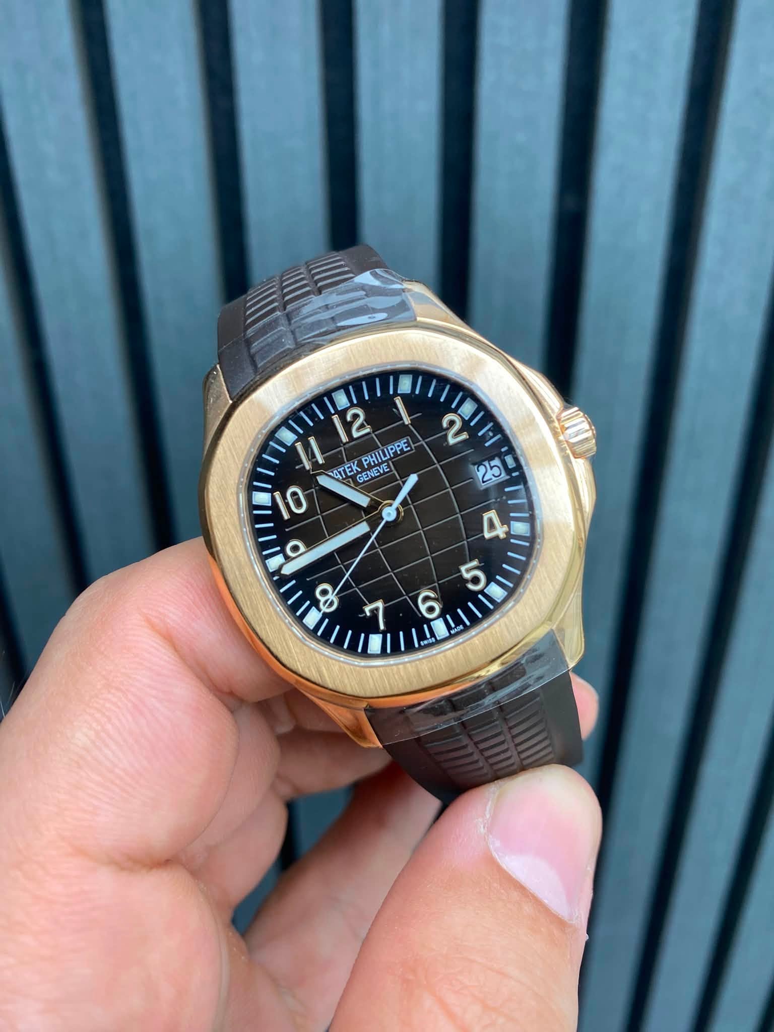 May be an image of digital watch and text that says '2 PHIUPPE ATEK GENEVE 10 ρ Ω 2 ٢ 2 RIL a o'
